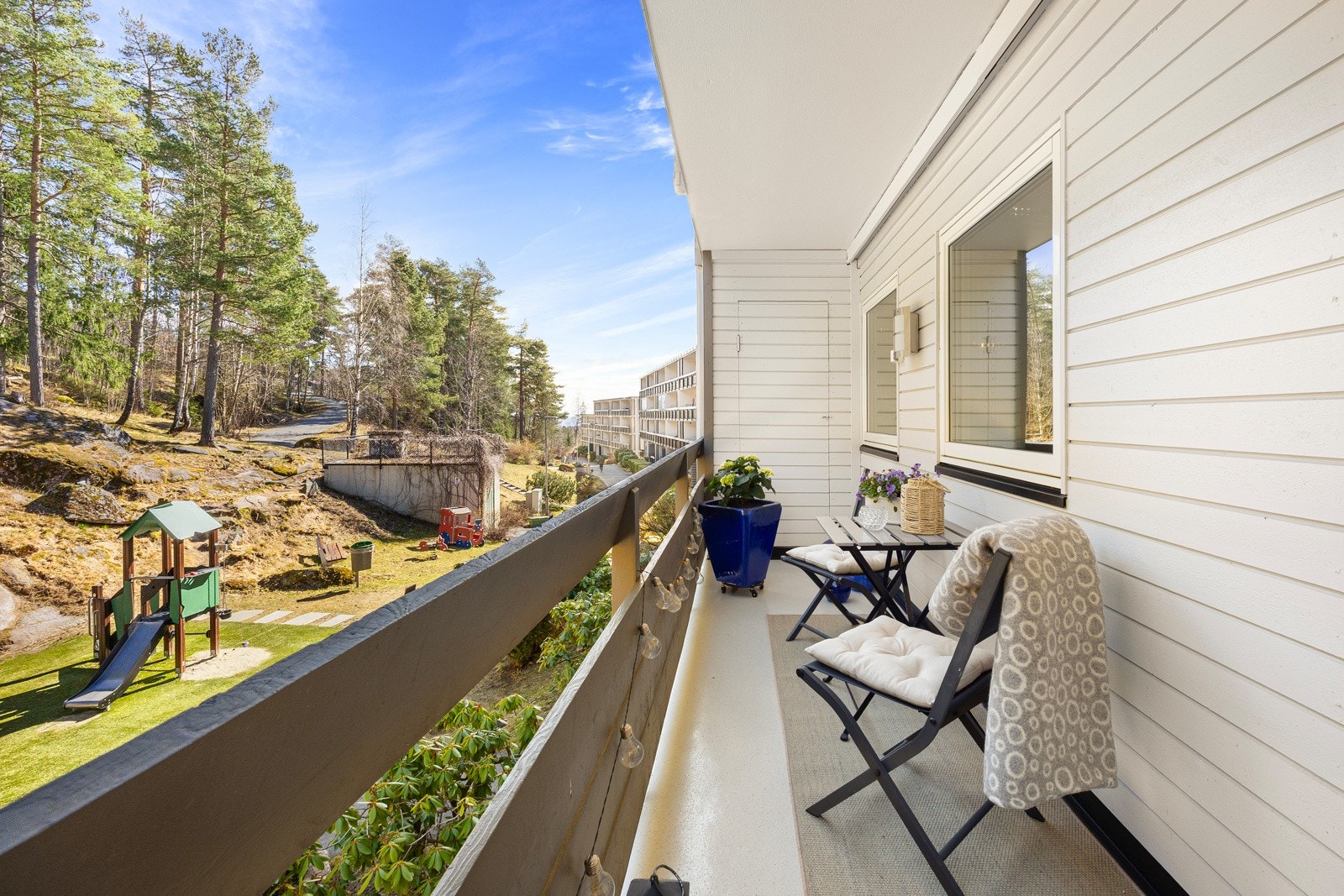 Lekeplass rett nedenfor og trygge omgivelser gjør det ideelt for småbarnsfamilier. Galleribilde