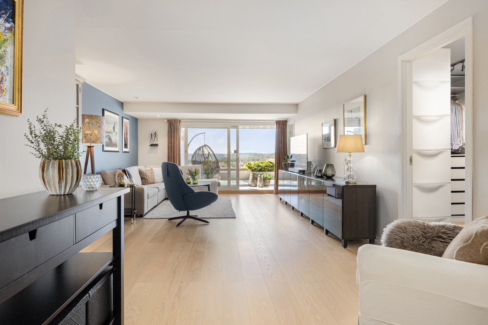 Stor og luftig stue med rom for både tv-kos og sosiale sammenkomster. Galleribilde