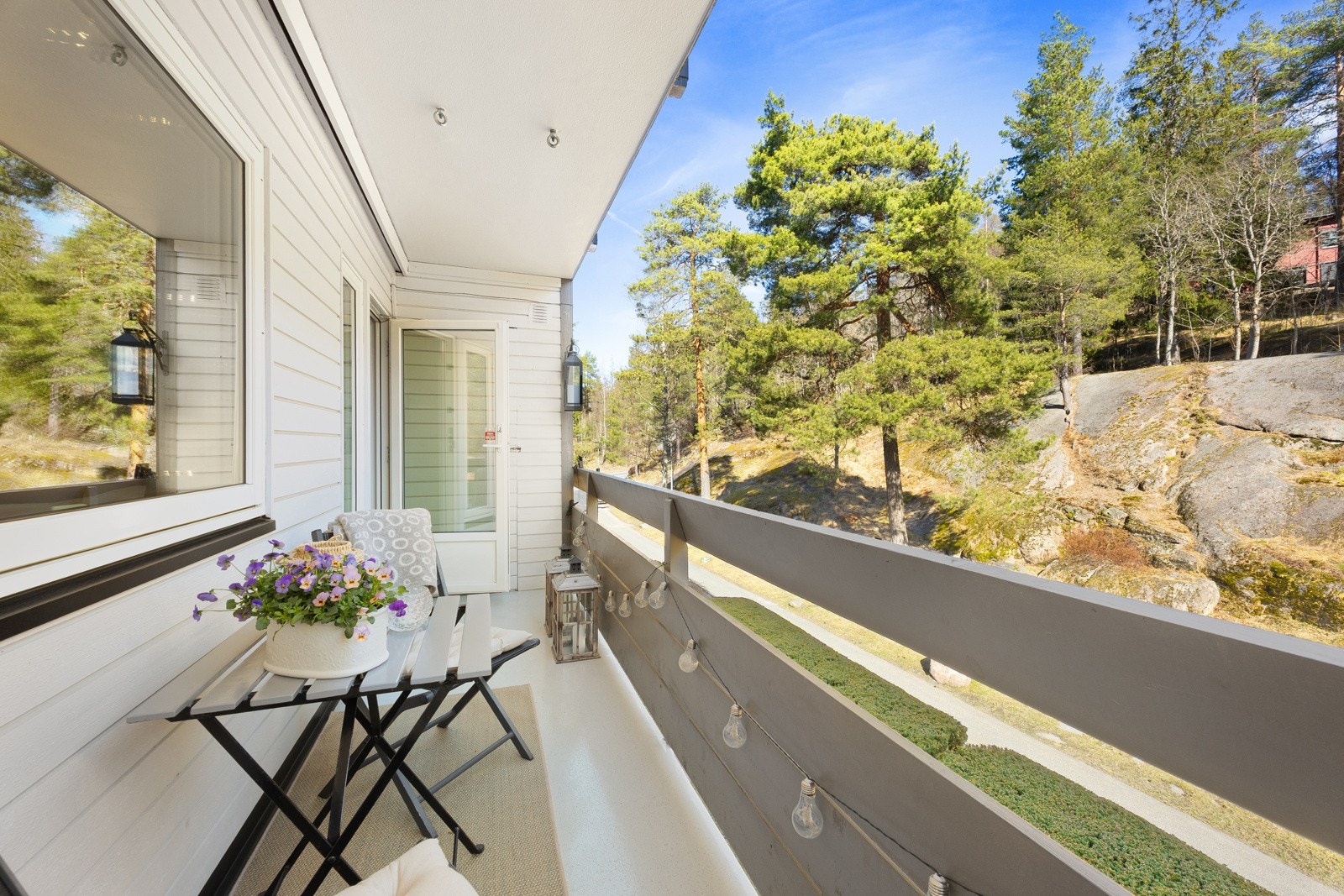 Balkongen utenfor kjøkkenet er perfekt for morgenkaffe i ro og fred, med utsyn til skogsidyll og lekeplass. Galleribilde