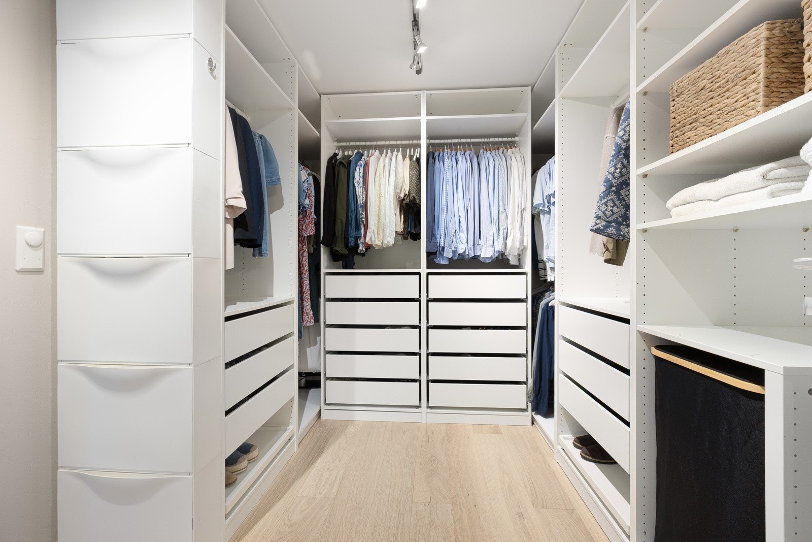 Eget omkledningsrom med skuffer, hyller og speil, en ren hverdagsluksus som gir skap nok til hele familien. Galleribilde