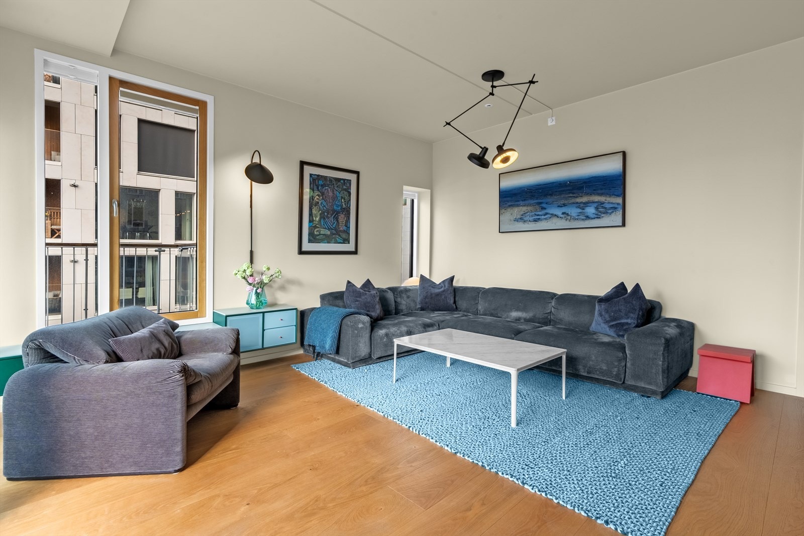 Romslig stue med god romfølelse Galleribilde