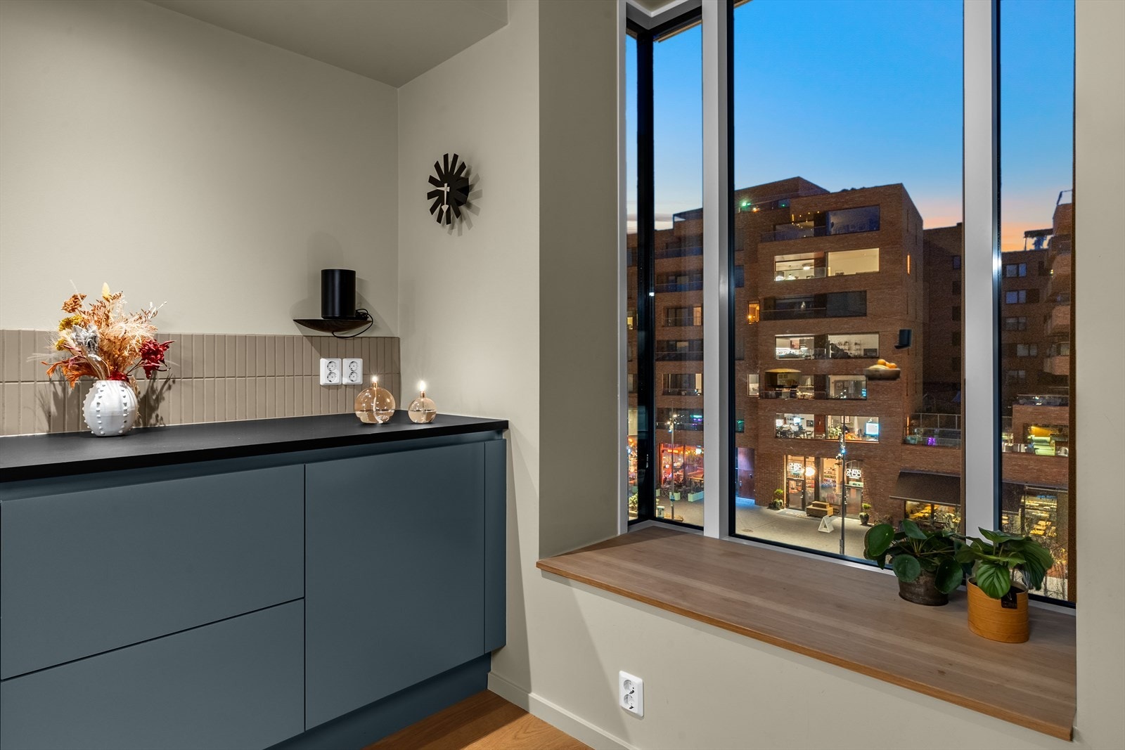 FIne dype karmer og store vindusflater Galleribilde