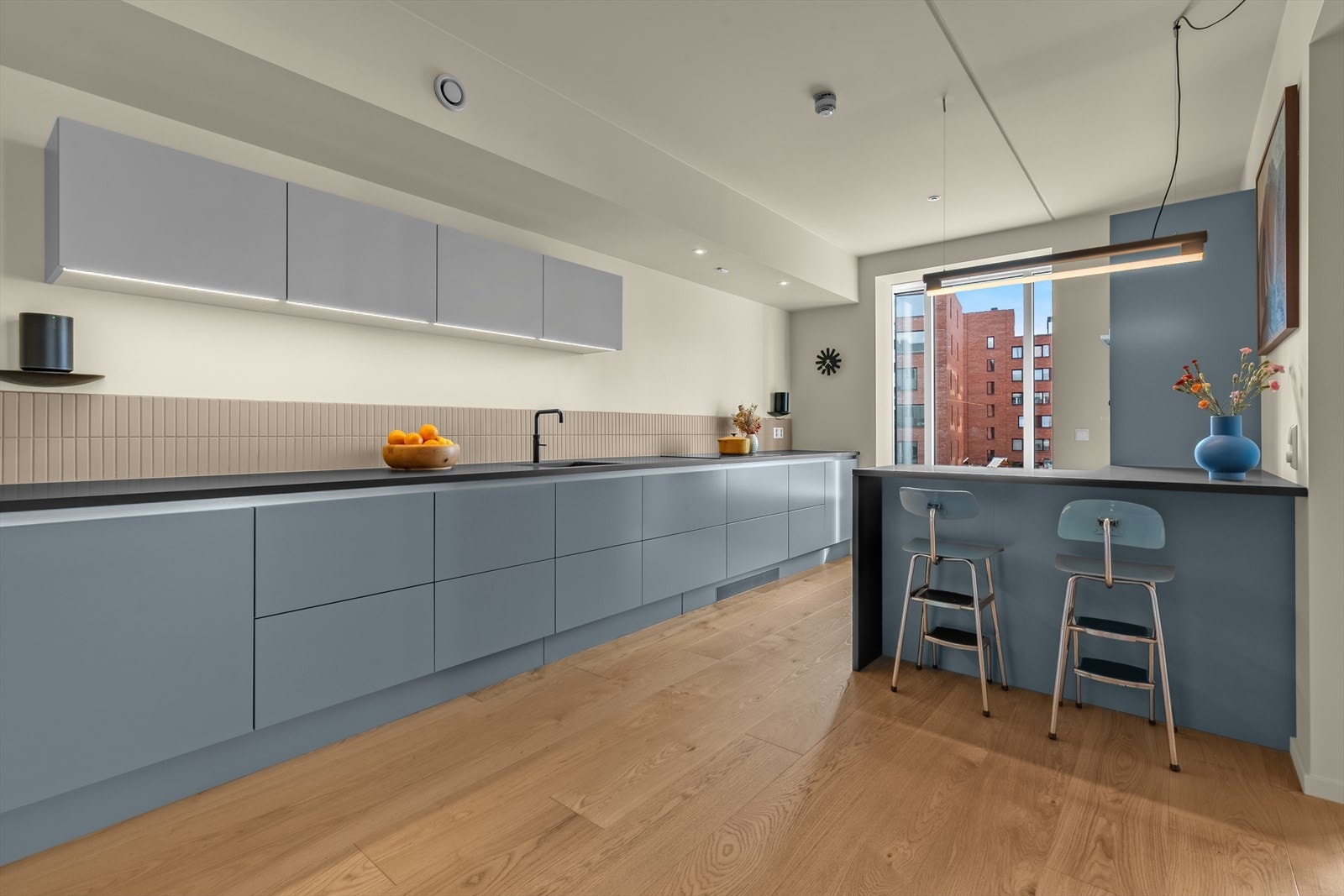 Delikat og innbydende kjøkken fra HTH med fullintegrerte hvitevarer fra Miele Galleribilde