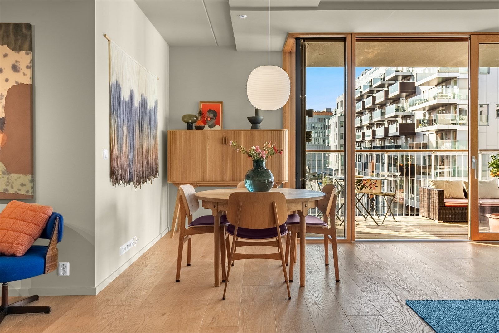 Det er valgt gulv i naturell eik som står i stil med eikedetaljene på vinduene og skapløsningene fra Hamran Galleribilde