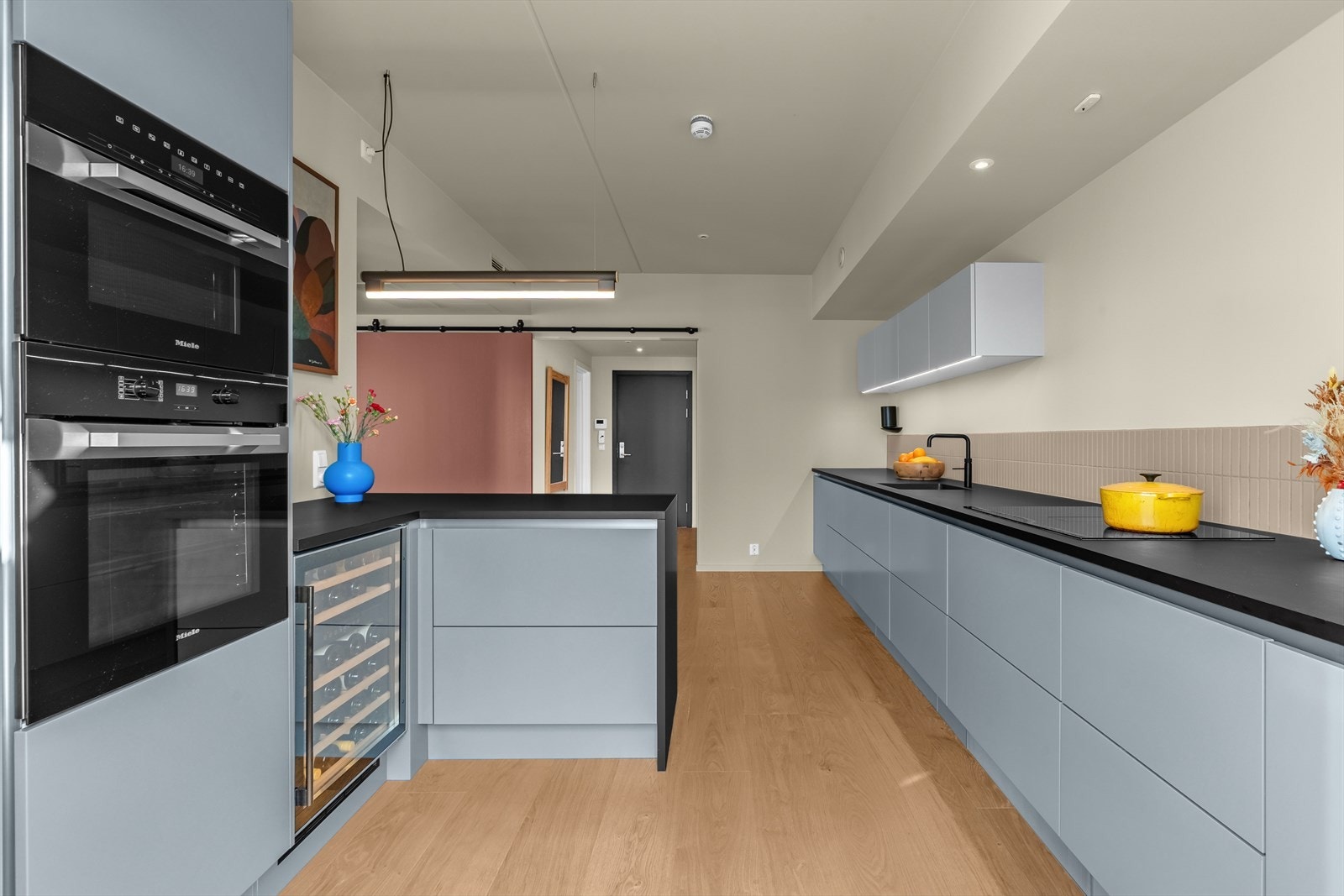 Integrert vinskap og Quoker kran med kokende vann og vann med kullsyre. Kjøkkenet er også utvidet i forbindelse med standardlevering Galleribilde