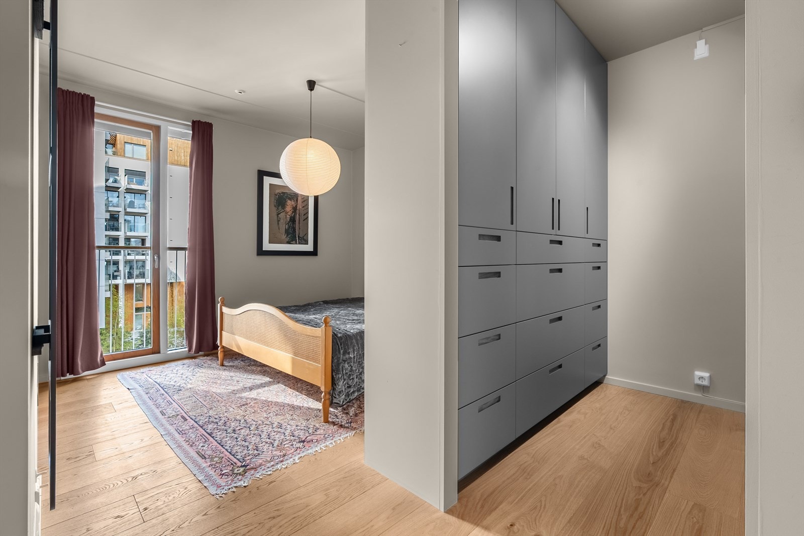 Delikat og innbydende hovedsoverom med rikelig garderobeplass og fransk balkong. Eksklusiv snekkerbygget garderobeinnredning fra Hamran Galleribilde