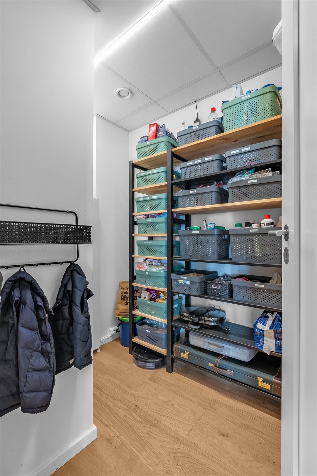 Romslig bod/teknisk rom gode oppbevaringsmuligheter Galleribilde