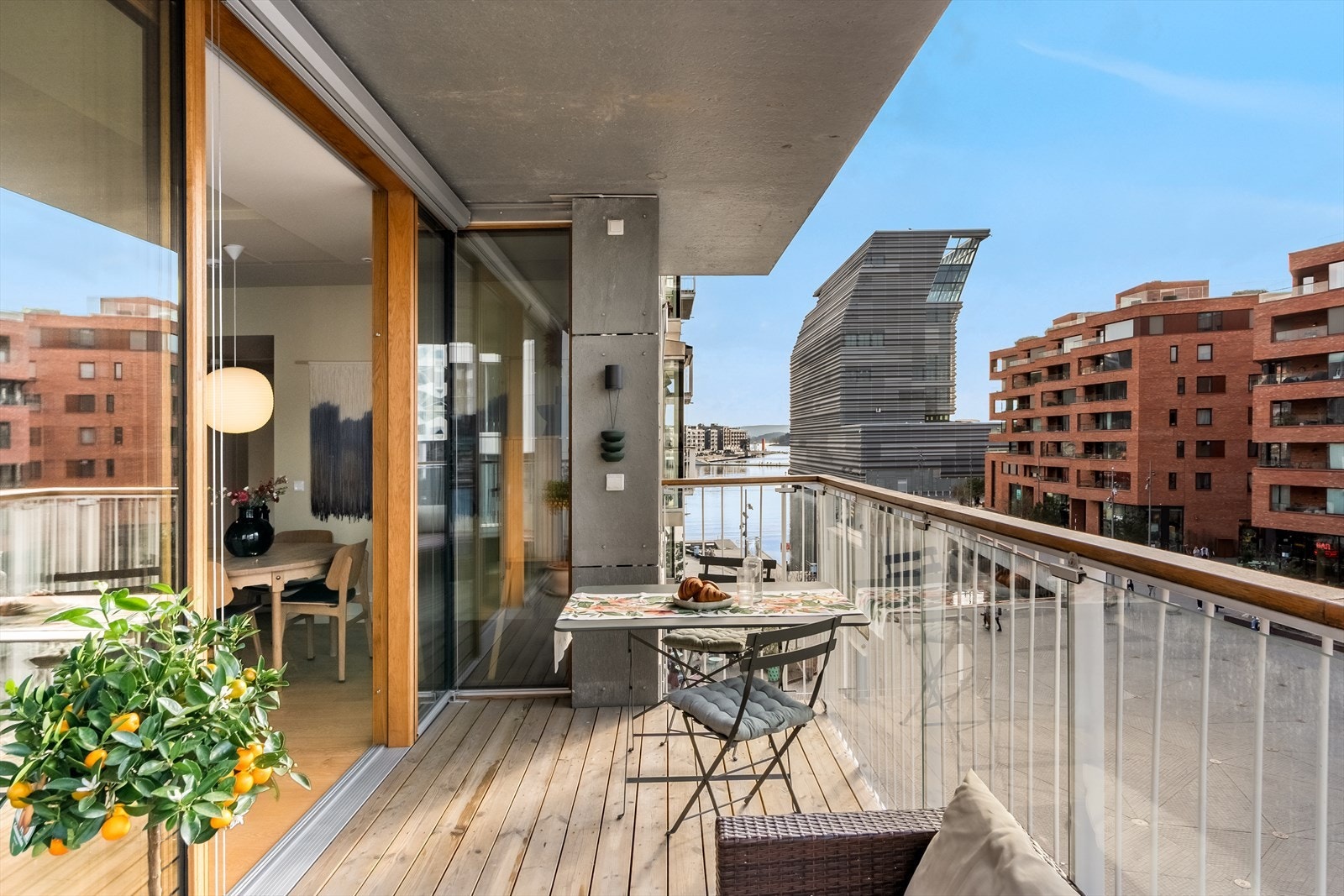 Solrik vestvendt balkong på hele 13 kvm med flott fjordutsikt Galleribilde