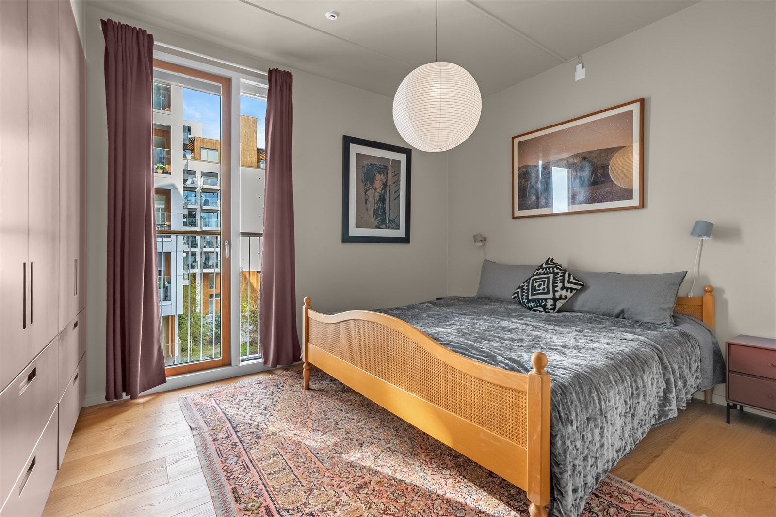 God plass til stor dobbeltseng, nattbord m.m. Galleribilde