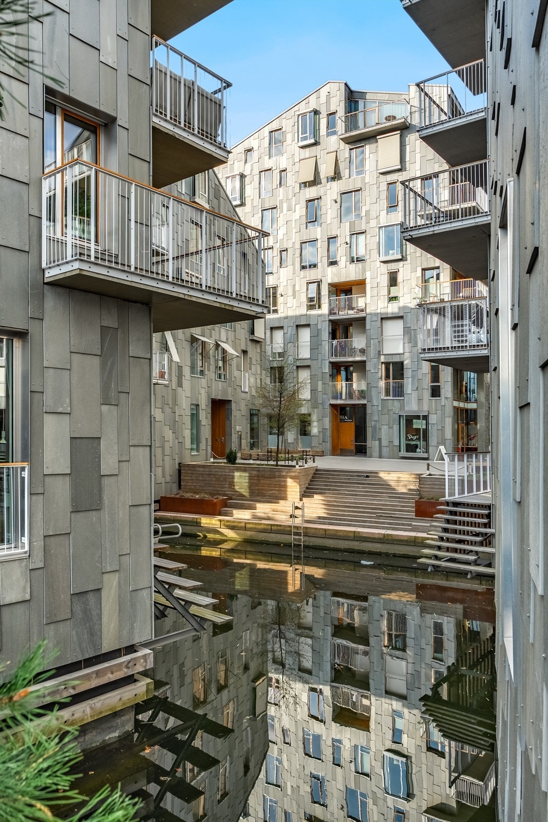 Hyggelige omgivelser med flere åpne kanaler og vannrom Galleribilde