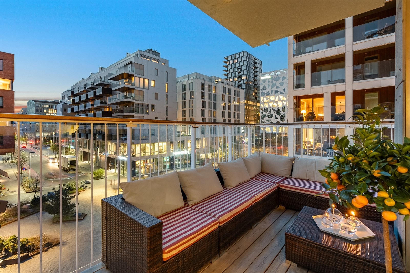 Balkongen strekker seg rundt hjørnet av stuen og har fin sikt også mot Operagata og innover mot byen Galleribilde