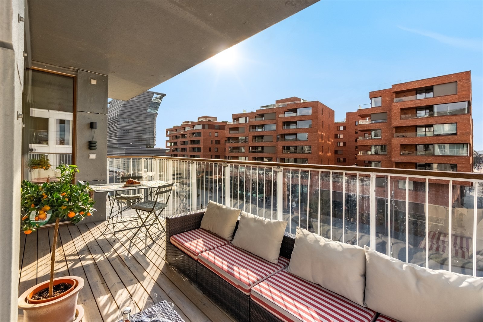 Et herlig overbygget uterom med god plass til både spisebord, loungegruppe, beplantning og folk Galleribilde