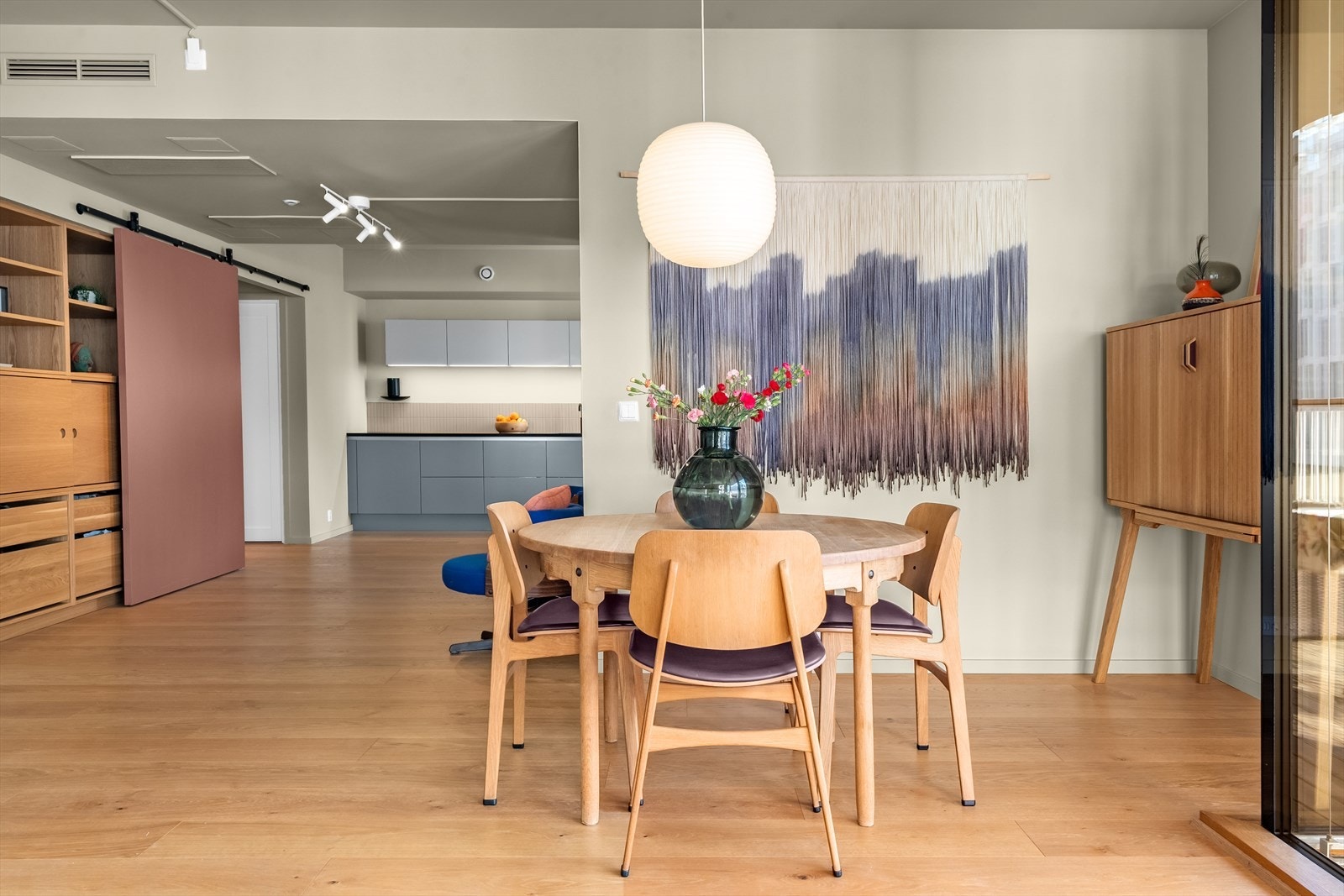 God plass til stort spisebord og mange gjester Galleribilde