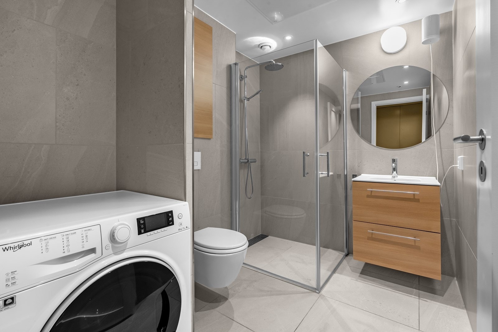 Delikat og innbydende bad 2 med gulvvarme, downligths, stor dusjsone, vaskenisje og servant med underskap Galleribilde