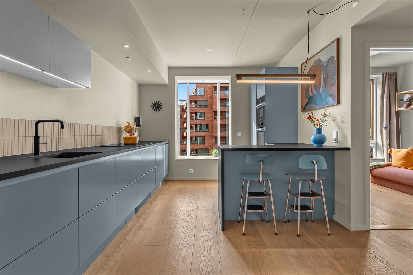 Kjøkkeninnredningen fra HTH er oppgradert med betydelig mer benke- og skapplass enn tilsvarende leiligheter i prosjektet Galleribilde