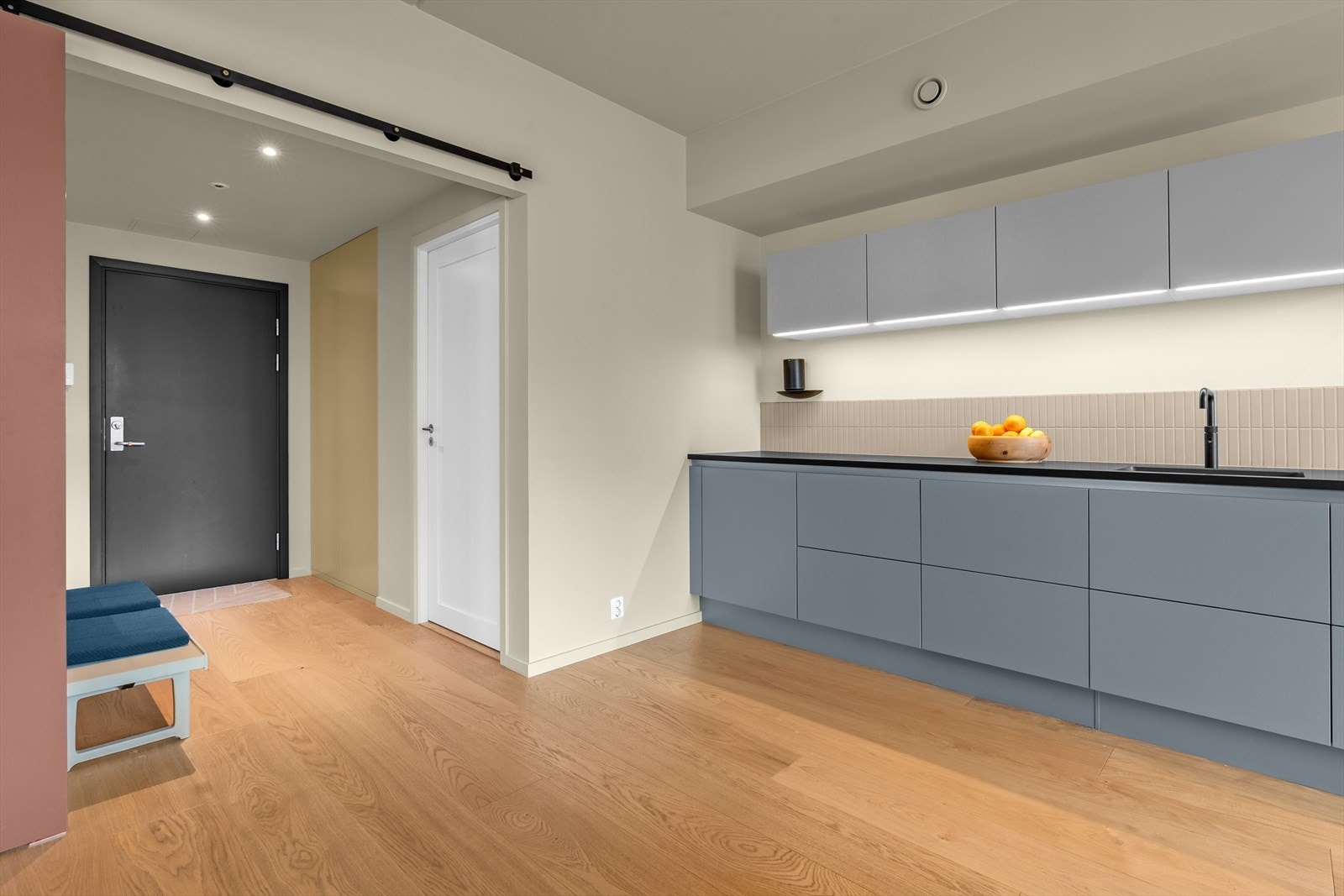 Fra stue mot entré med adkomst til stor bod og bad 2 Galleribilde