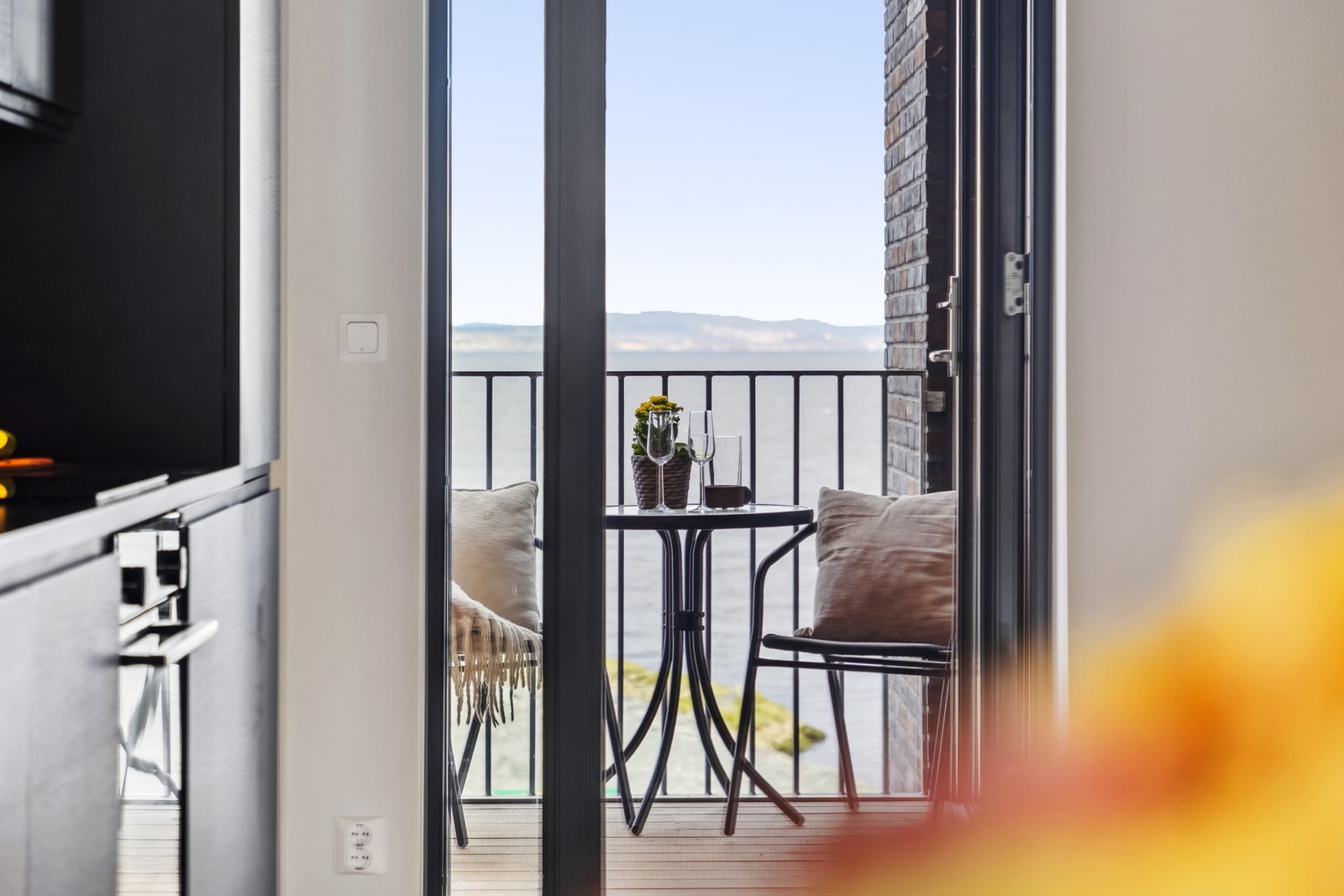 Fra kjøkkenet er det utgang til en privat balkong med flott utsikt. Galleribilde