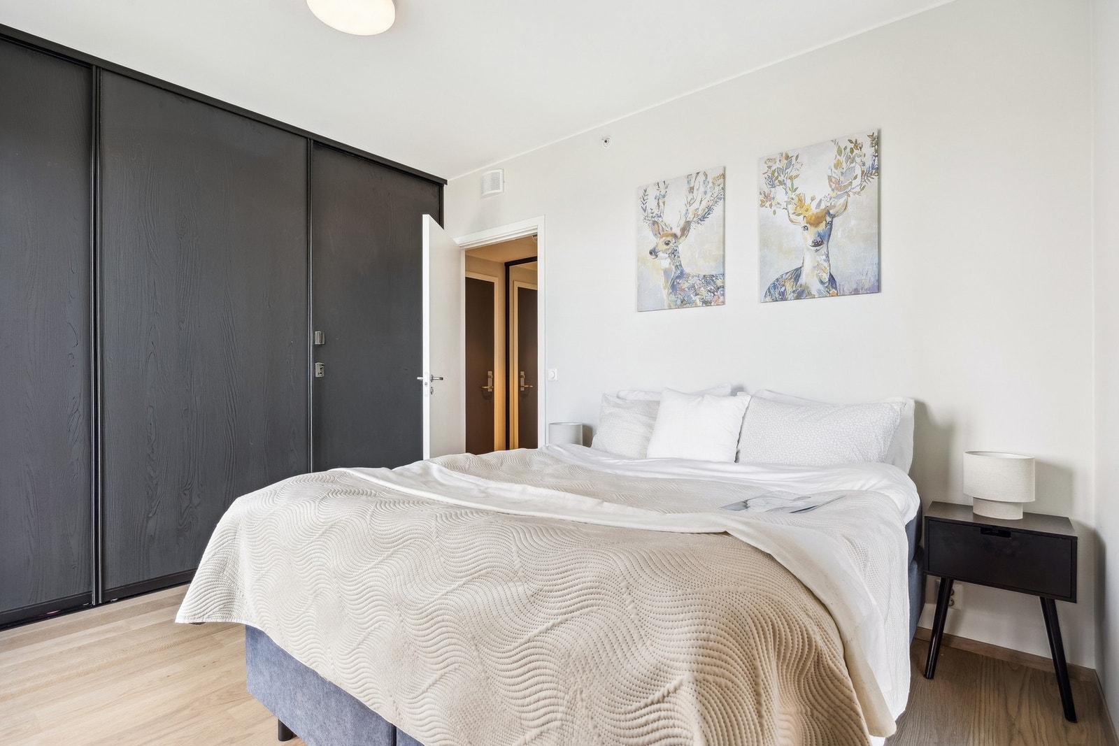 Hovedsoverommet måler ca. 13 kvm. og har god plass til dobbeltseng og garderobeløsning. Galleribilde