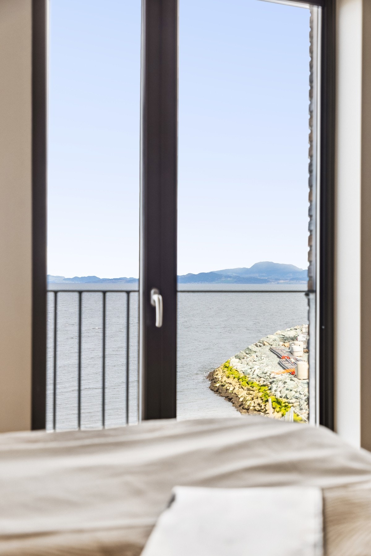 Boligen har gjennomgående parkett på gulv som gir en varm og helhetlig romfølelse. Galleribilde