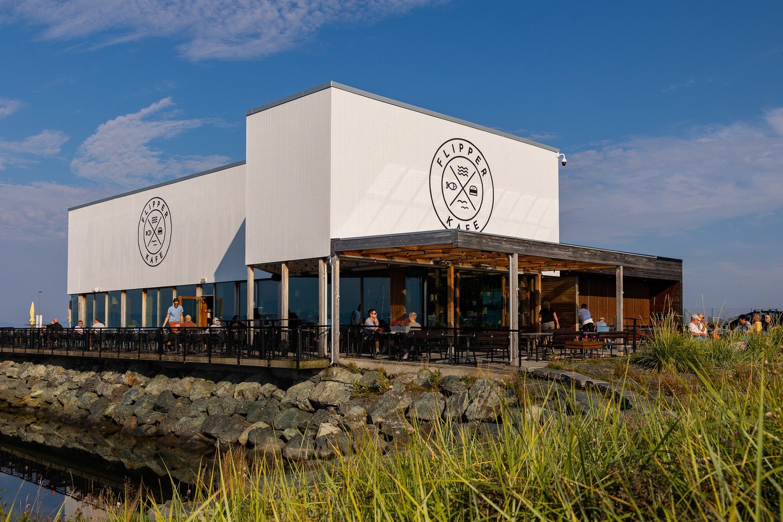 Flipper ligger ca 80m unna, og serverer både mat og drikke hele året. Galleribilde