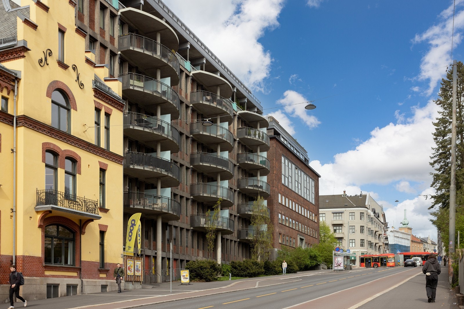 Det er også inngang fra Ullevålsveien. Her er det matbutikk i 1. etasje (Coop) og busstopp (Stensberggata) rett utenfor inngangsdøren. Galleribilde