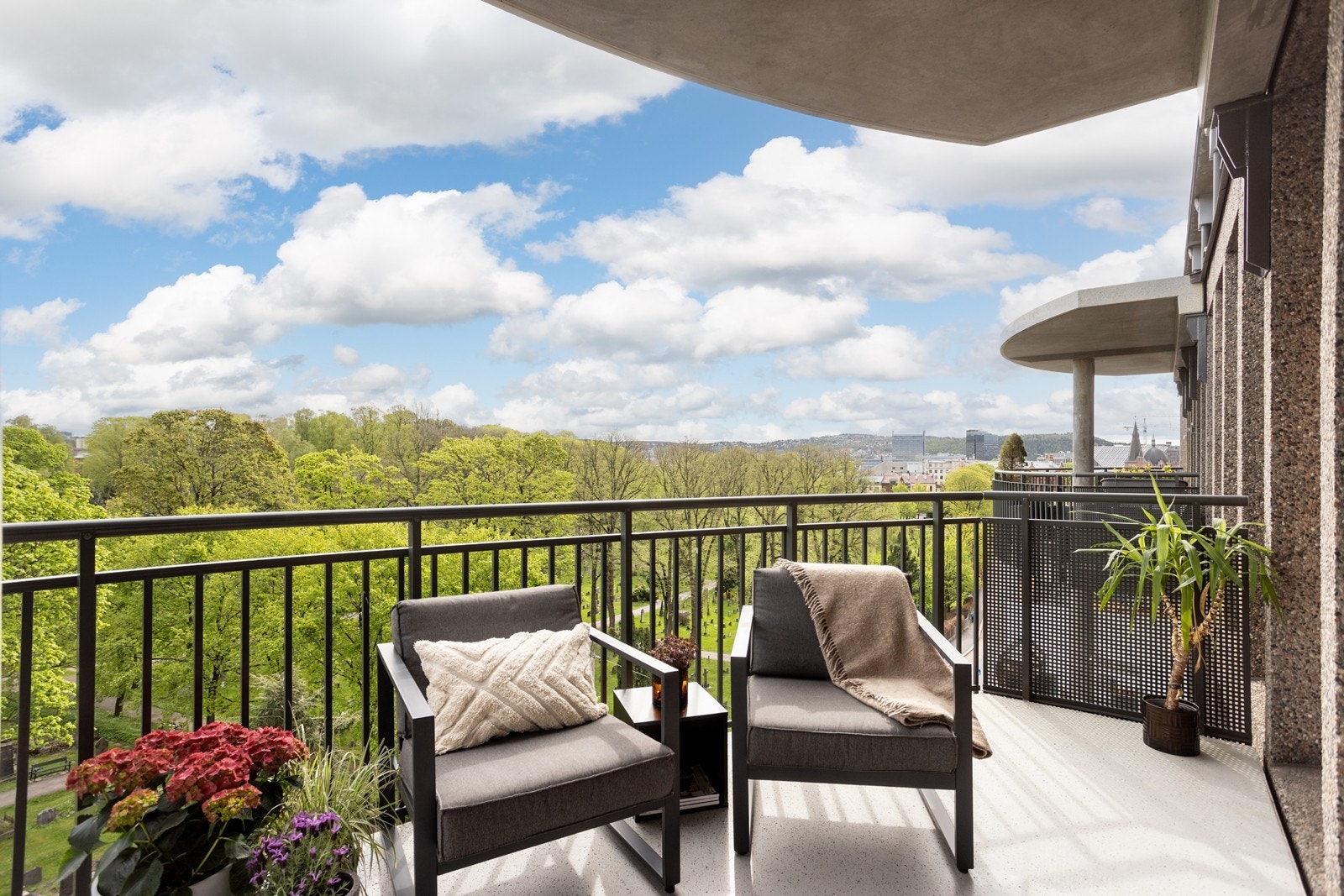 Fra stuen er det utgang til balkongen på 17 kvm. Balkongen vender mot nordøst. Galleribilde