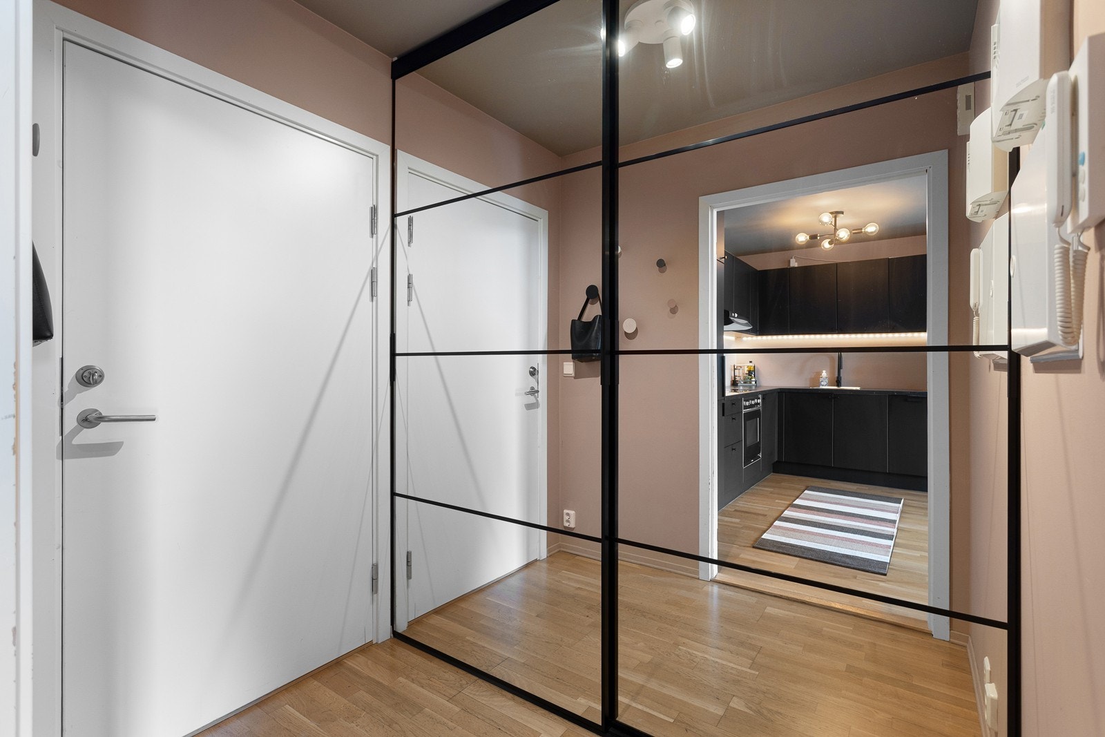 Innbydende entré med romslig skyvedørsgarderobe. Garderoben ble satt inn i 2023. Galleribilde