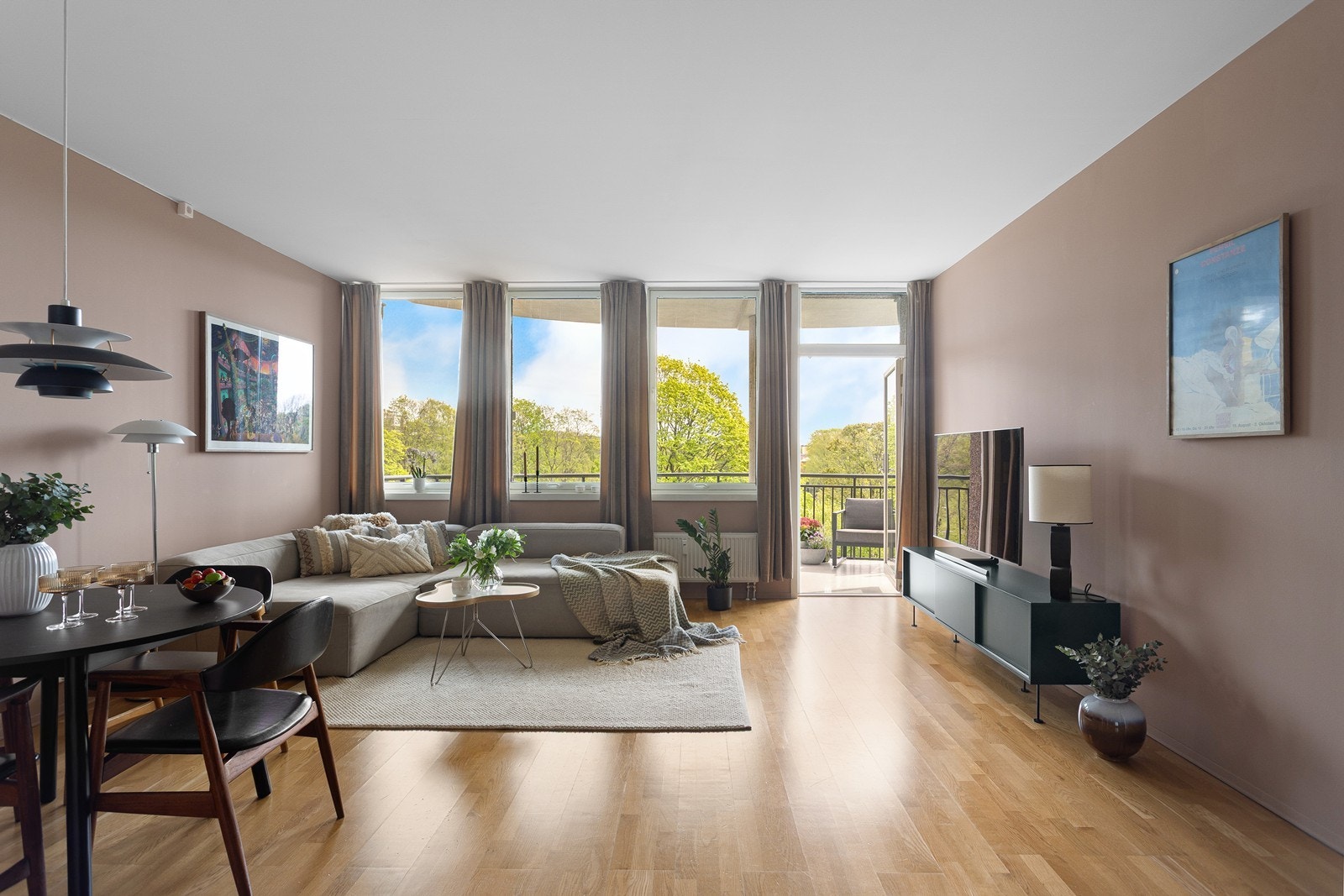 Boligen er en del av populære Pilestredet Park, et omfattende boligprosjekt som stod ferdig i 2008 på det gamle Rikshospitalets tomt. Galleribilde