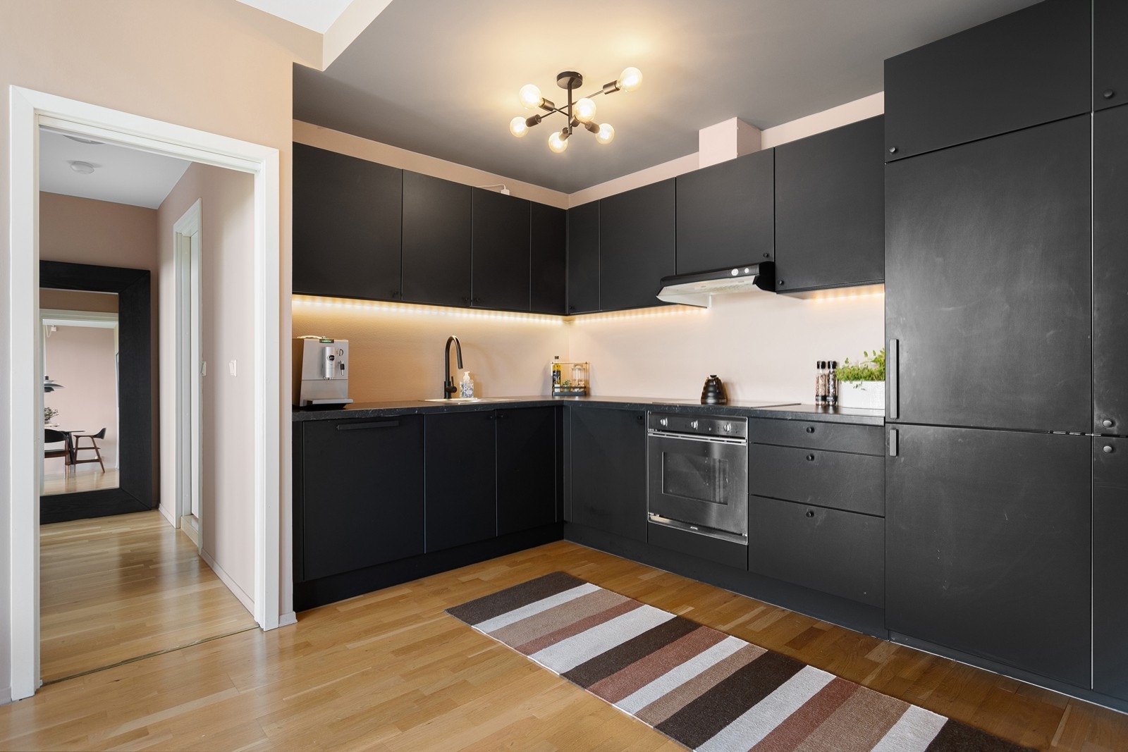 Det er integrerte hvitevarer fra Smeg som oppvaskmaskin, stekeovn og platetopp, samt kjøl/frys fra Ikea og avtrekksvifte fra Villavent. Galleribilde