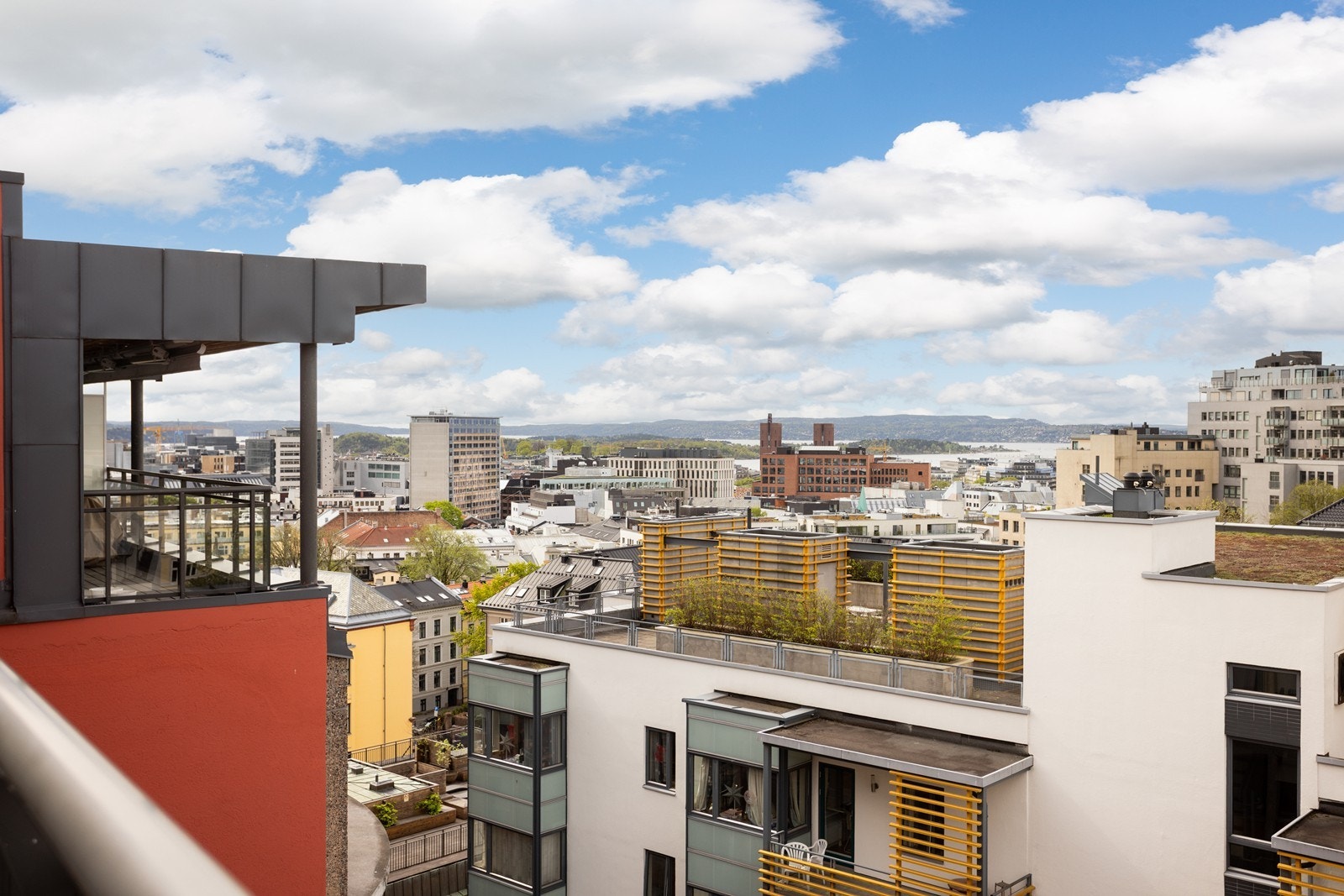 Fra takterrassen er det vidstrakt utsikt over Oslo. Galleribilde