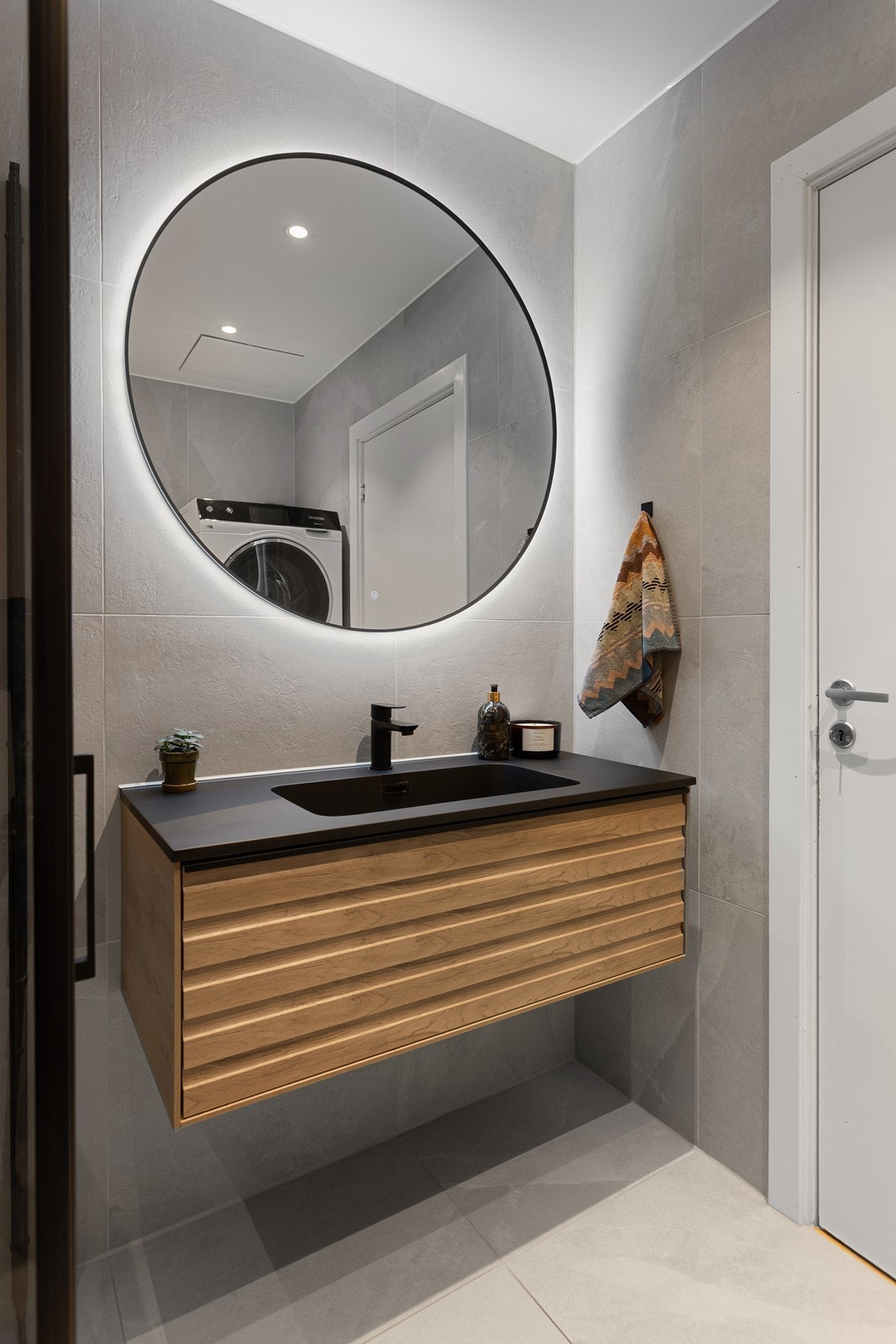 Badet fremstår som svært lekkert. Speilet ble satt inn i 2025. Galleribilde