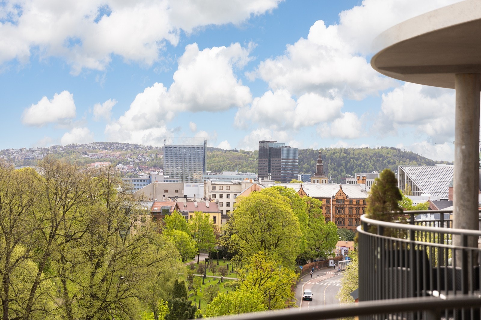 Leiligheten ligger i byggets 6. etasje med heis direkte fra garasjeplan hvor kjøper får opsjon på kjøp av ladeplass til kr. 400 000. Galleribilde