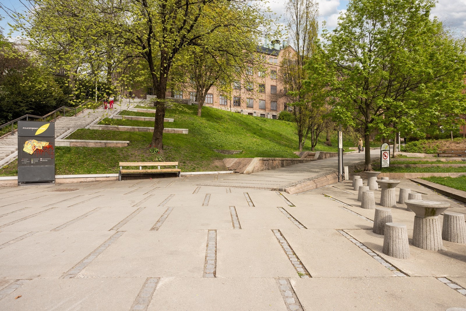 Pilestredet Park er et bilfritt område med pent opparbeidede fellesarealer med gressplener, beplantning, fontene og gangveier. Galleribilde