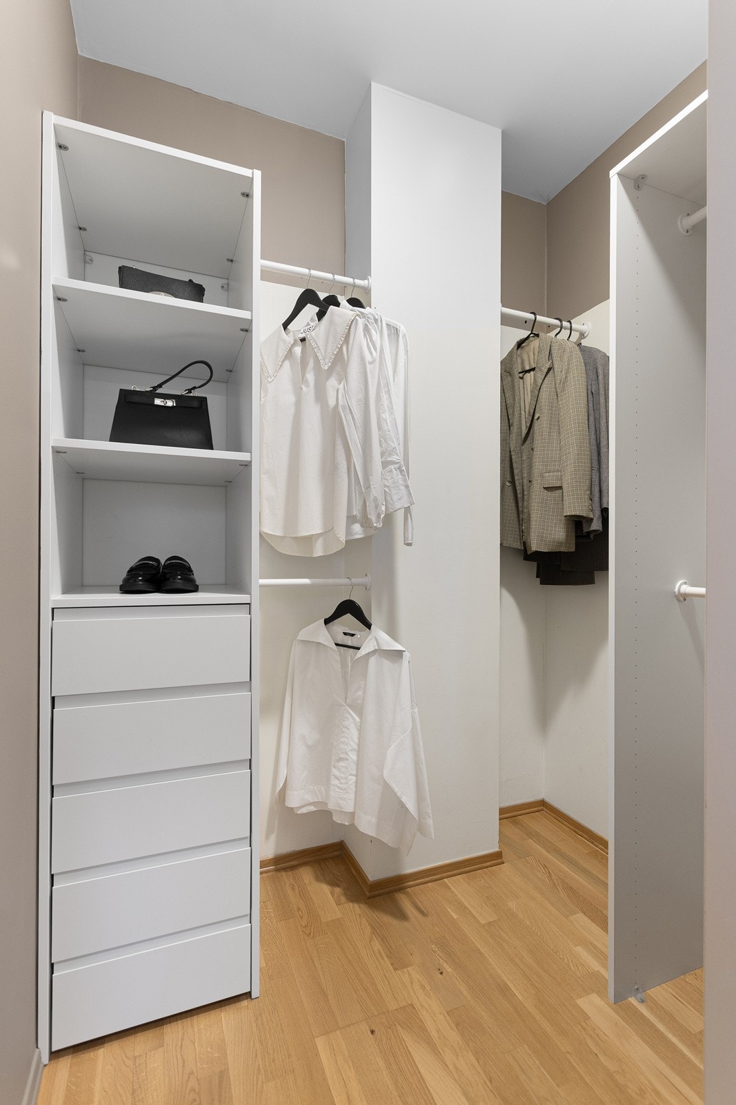 God skapplass i praktisk garderobeinnredning i forbindelse med hovedsoverom. Galleribilde