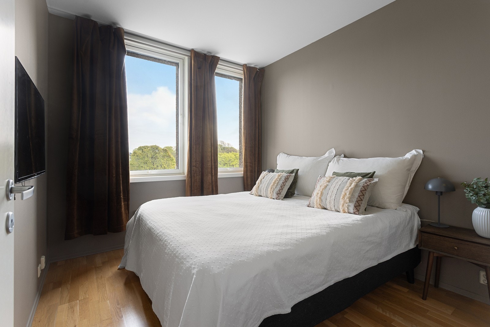 Leiligheten har et romslig hovedsoverom med tilknytning til et praktisk garderoberom / walk-in closet. Galleribilde