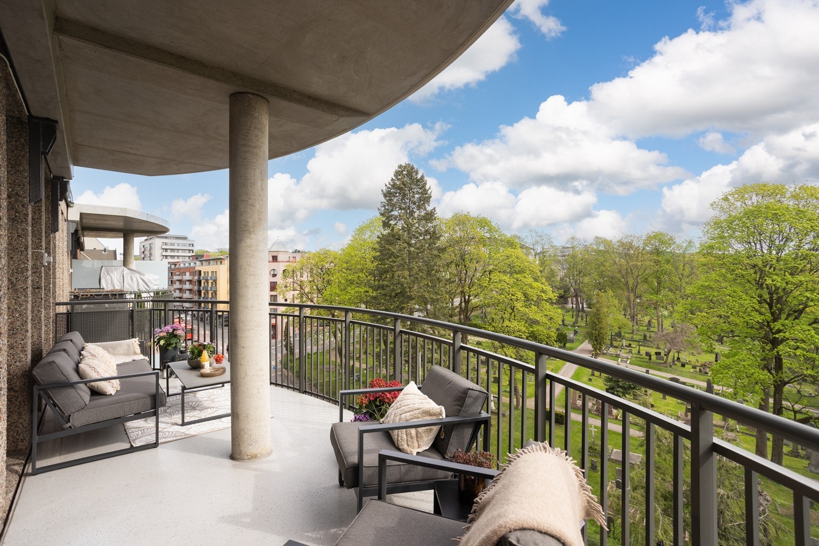 Balkongen er en naturlig forlengelse av stuen på sommerhalvåret. Det er god plass til utemøblement og grill. Galleribilde