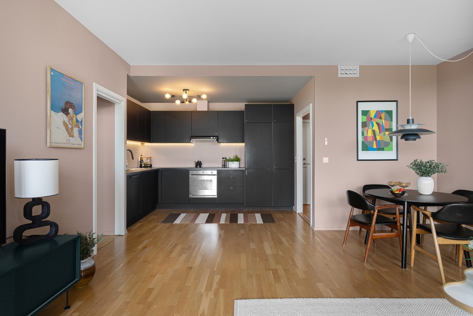 Stuen har åpen løsning mot kjøkkenet, og er et sosialt rom. Galleribilde