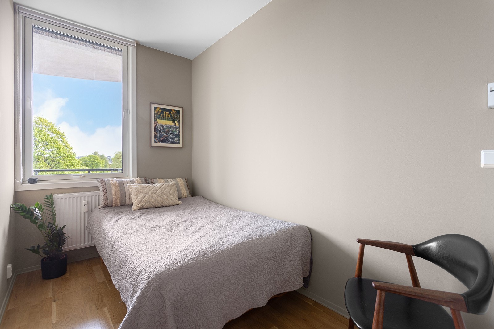 Leilighetens andre soverom har plass til seng og garderobeskap. Galleribilde