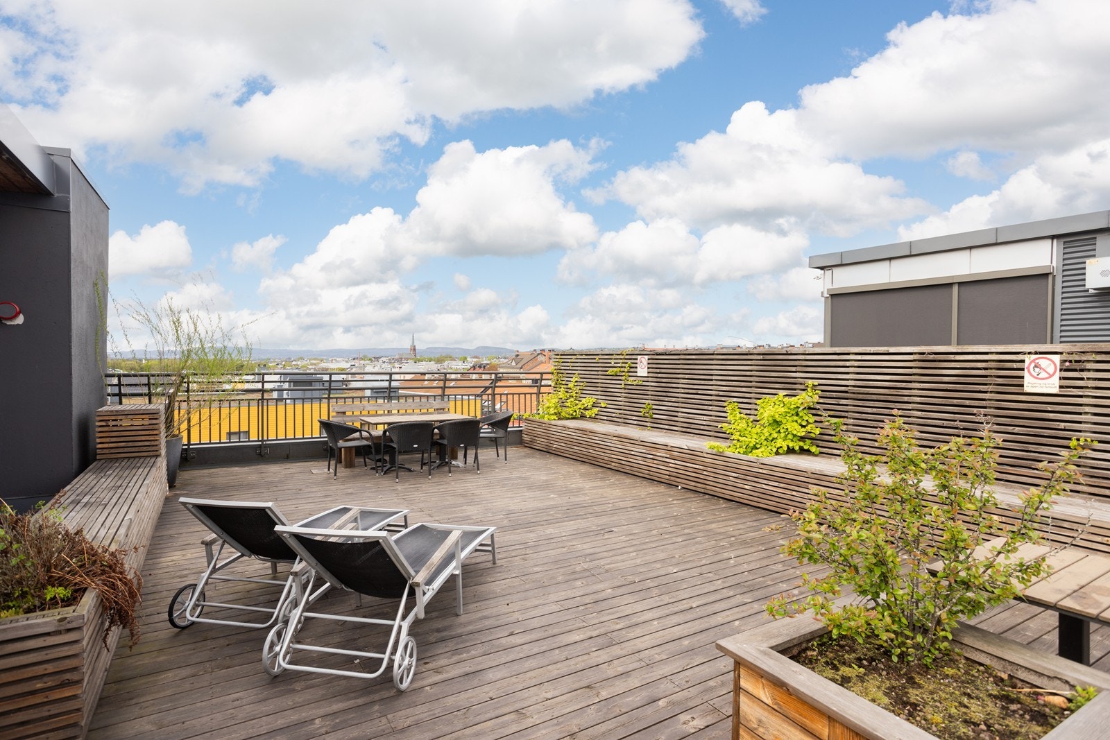 I tillegg til egen balkong er det en stor, felles takterrasse. Galleribilde