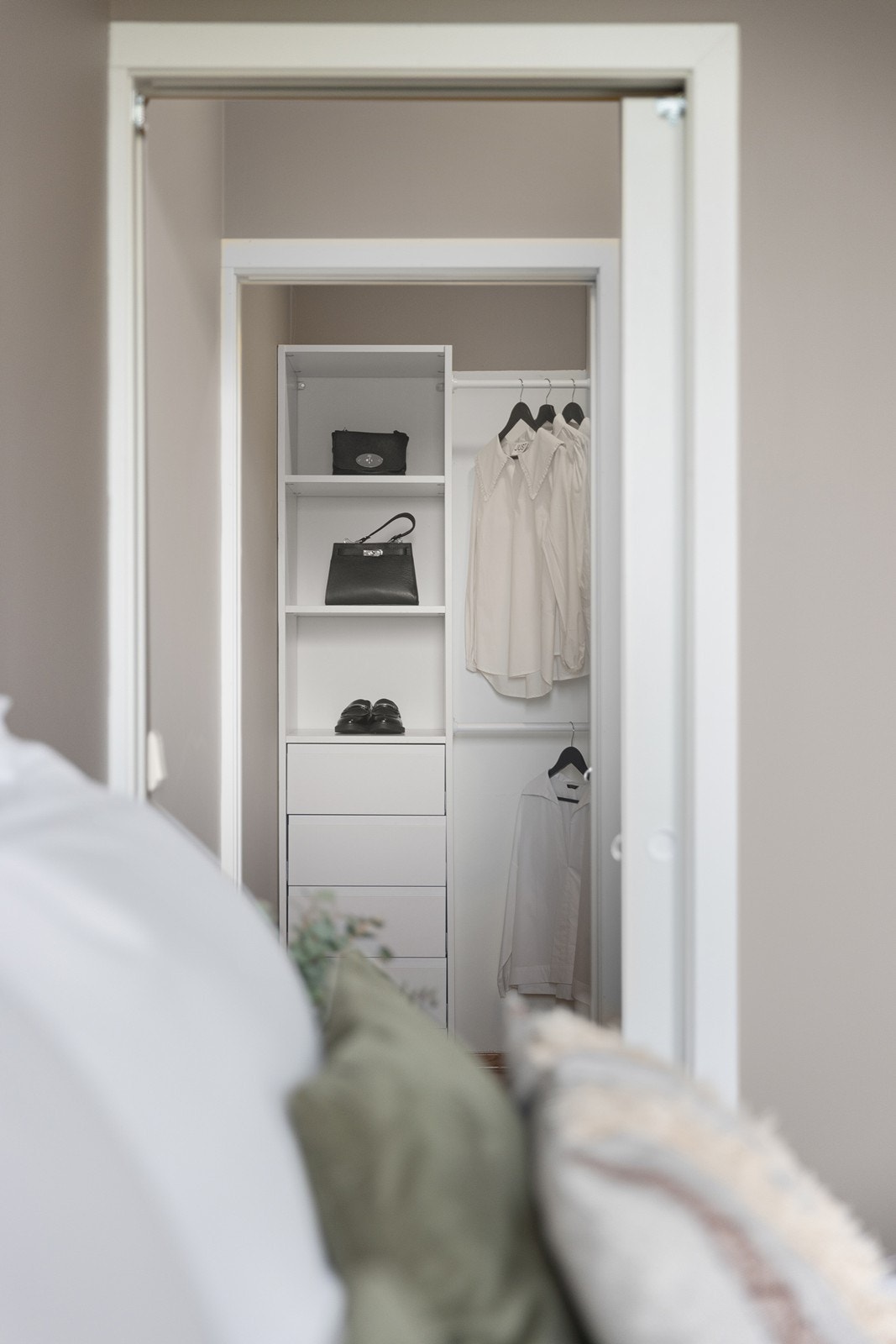 Det er skyvedør inn til garderoberommet / walk-in closet. Galleribilde