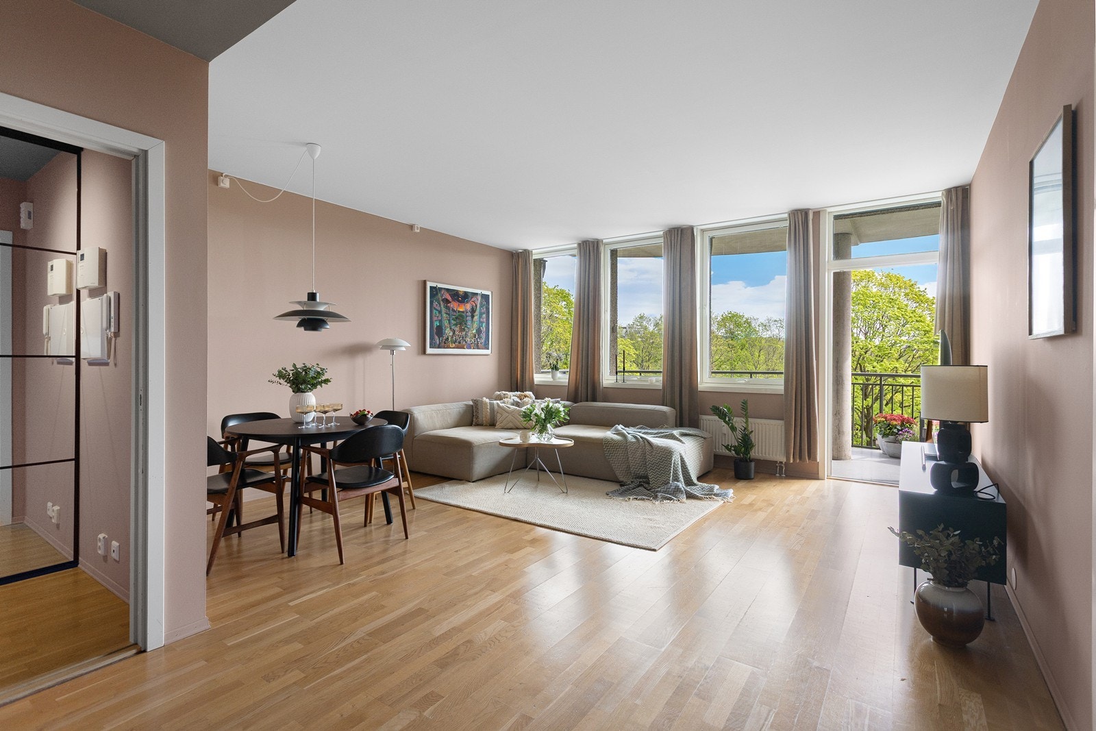 Vinduene er fra 2007, og har store flater som gir oppholdsrommet en lys og luftig atmosfære. I tillegg ekstra takhøyde på 2,62 meter. Galleribilde