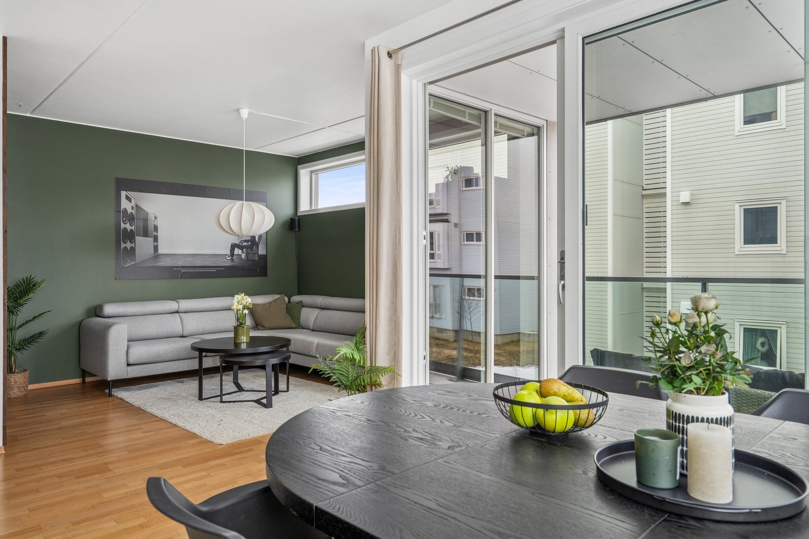 Det er åpen løsning mellom stue og kjøkken Galleribilde