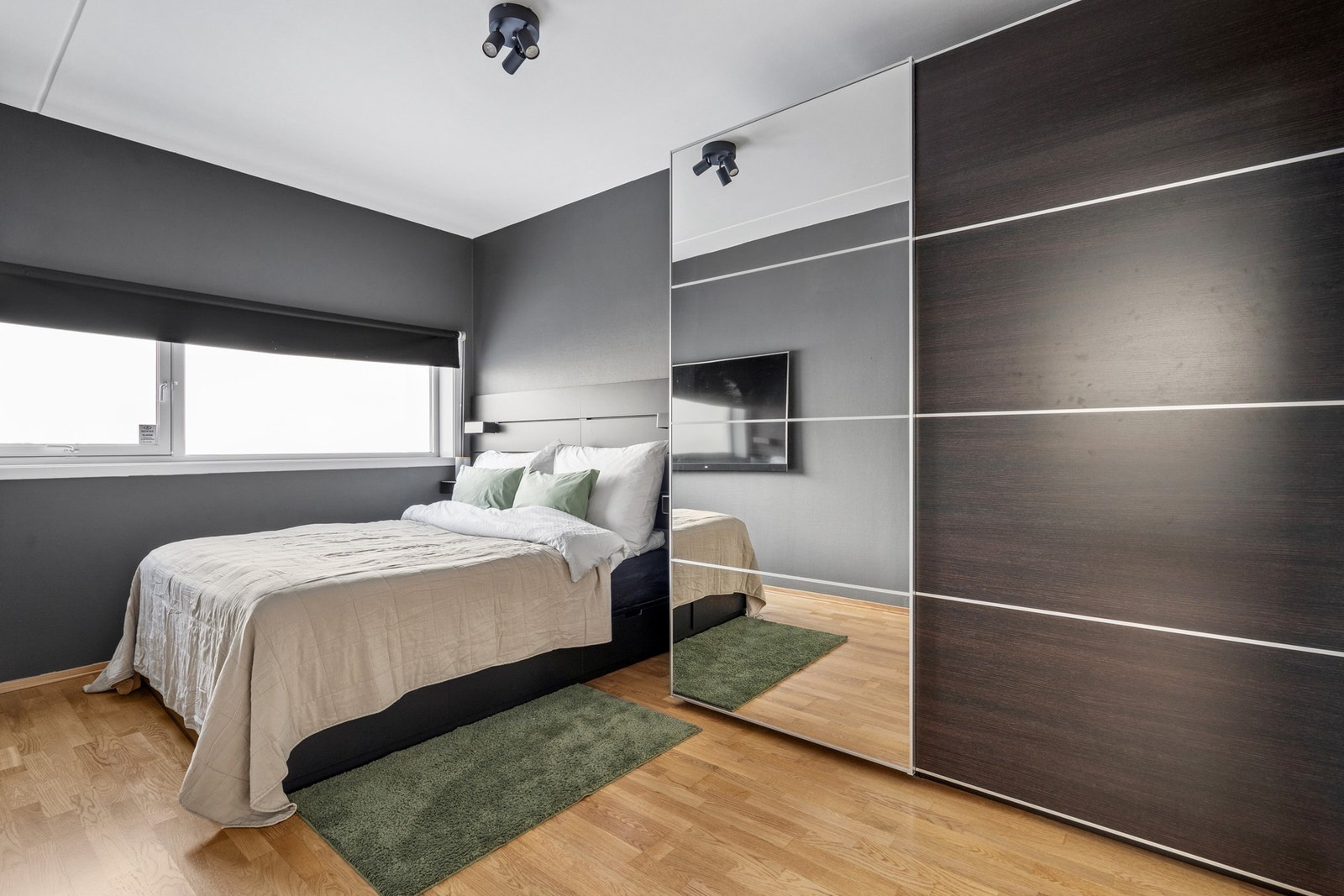 Soverom 1. Stor skyvedørsgarderobe Galleribilde