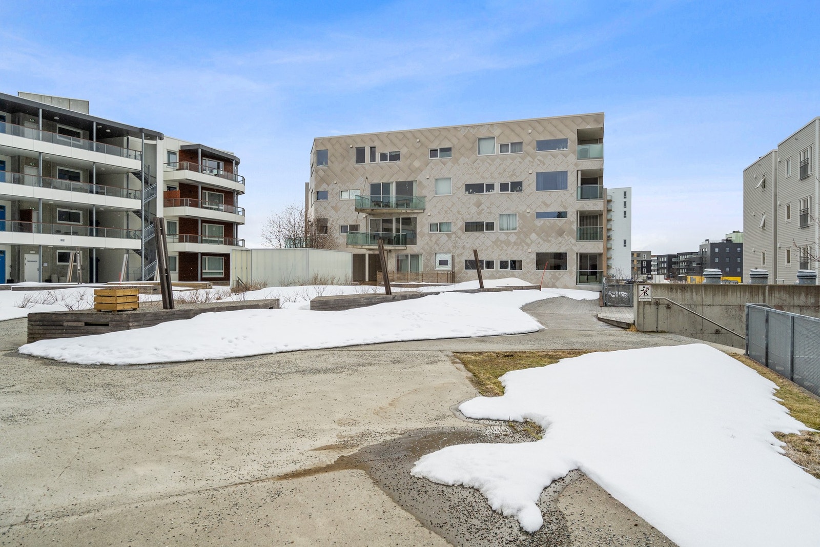 sentral beliggenhet på Strandkanten, ca 6 minutters gange fra Tromsø sentrum. I nærområdet finner du blant annet dagligvarebutikker, Hålogaland Teater, fylkeshuset og Polaria. Galleribilde