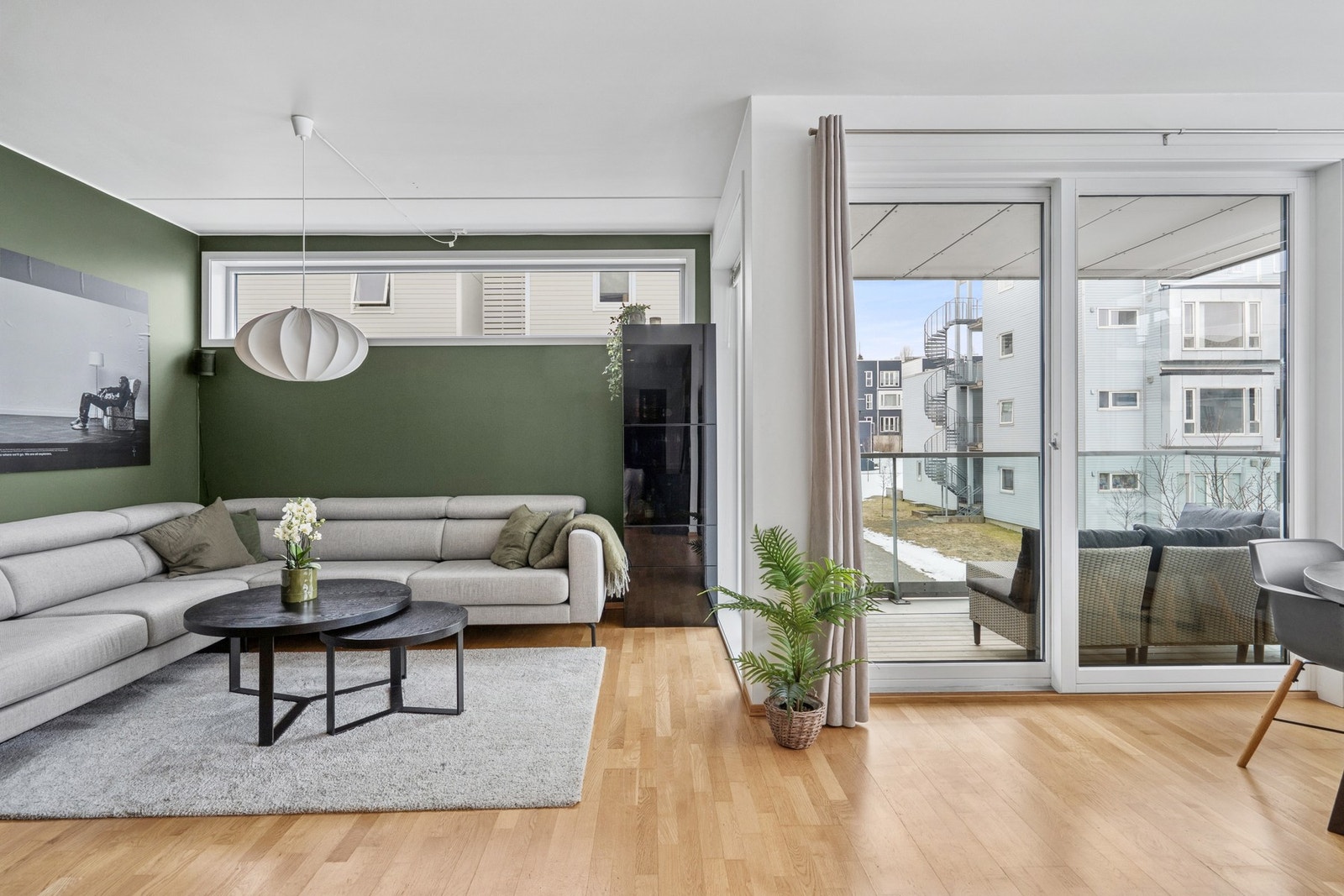 Velkommen til Hjalmar Johansens gate 308- En flott og moderne 3-roms med garasjeplass og takoverbygd balkong. Galleribilde