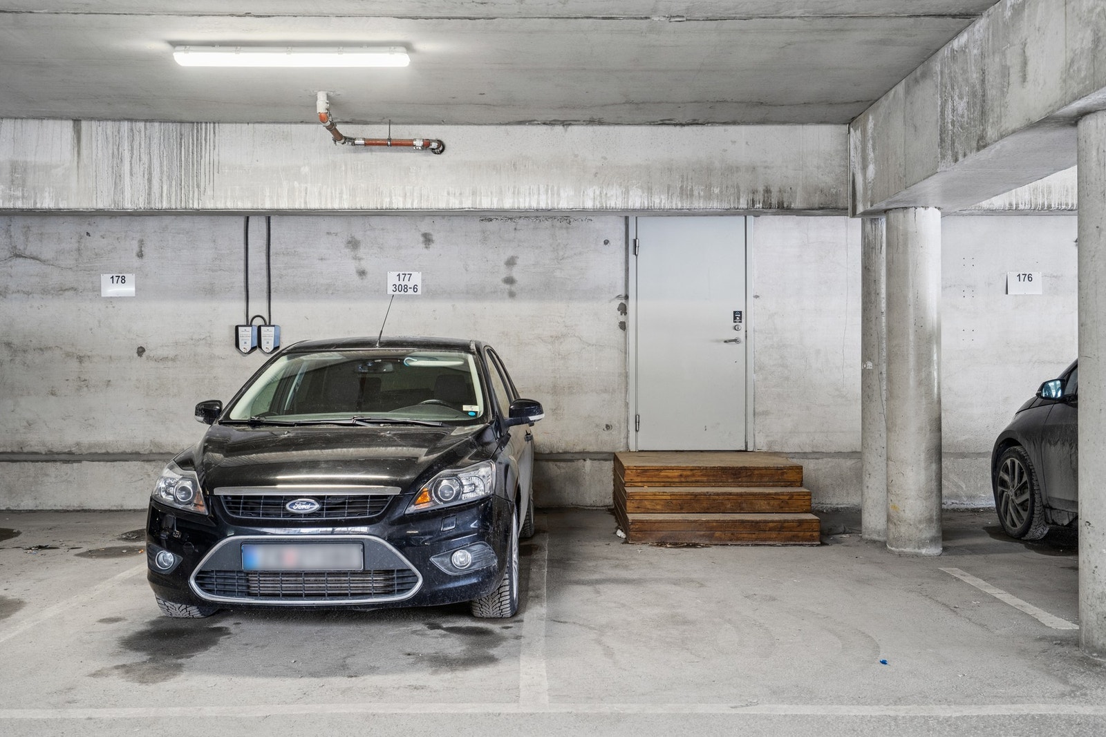 Det medfølger en garasjeplass med elbillaer. Garasjeplassen har praktisk beliggenhet rett ved heisen Galleribilde