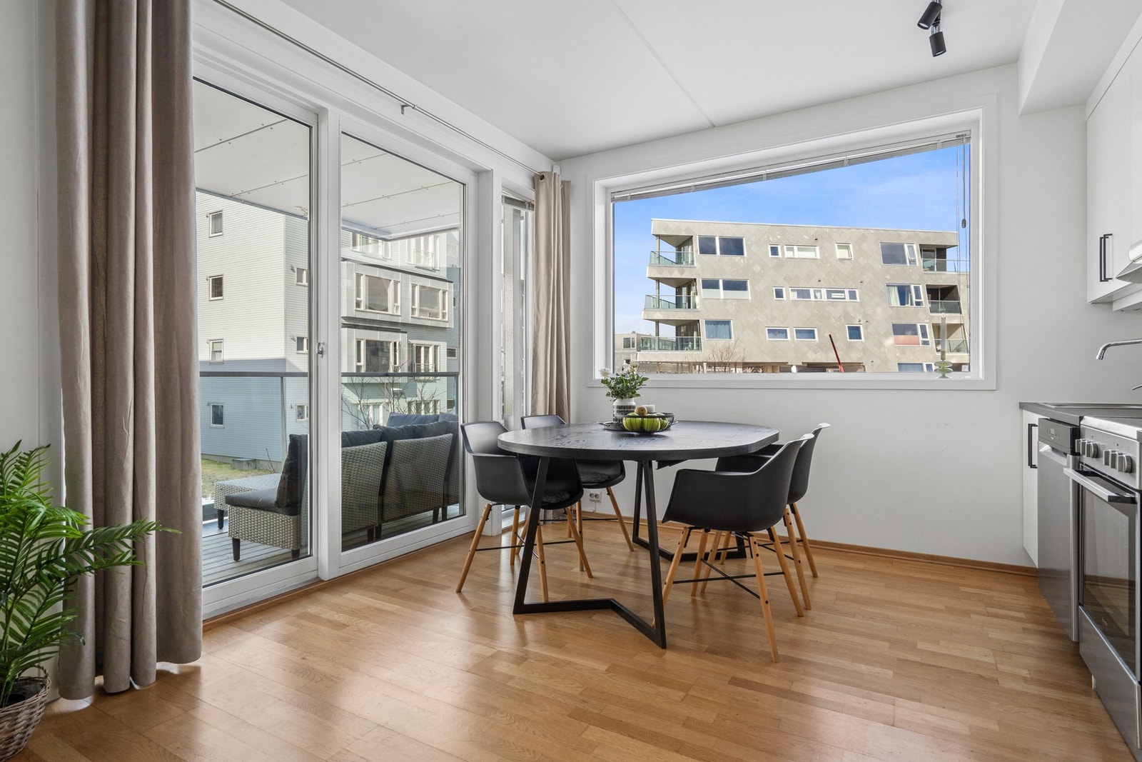 Store vindusflater gir god med lysinnslipp Galleribilde