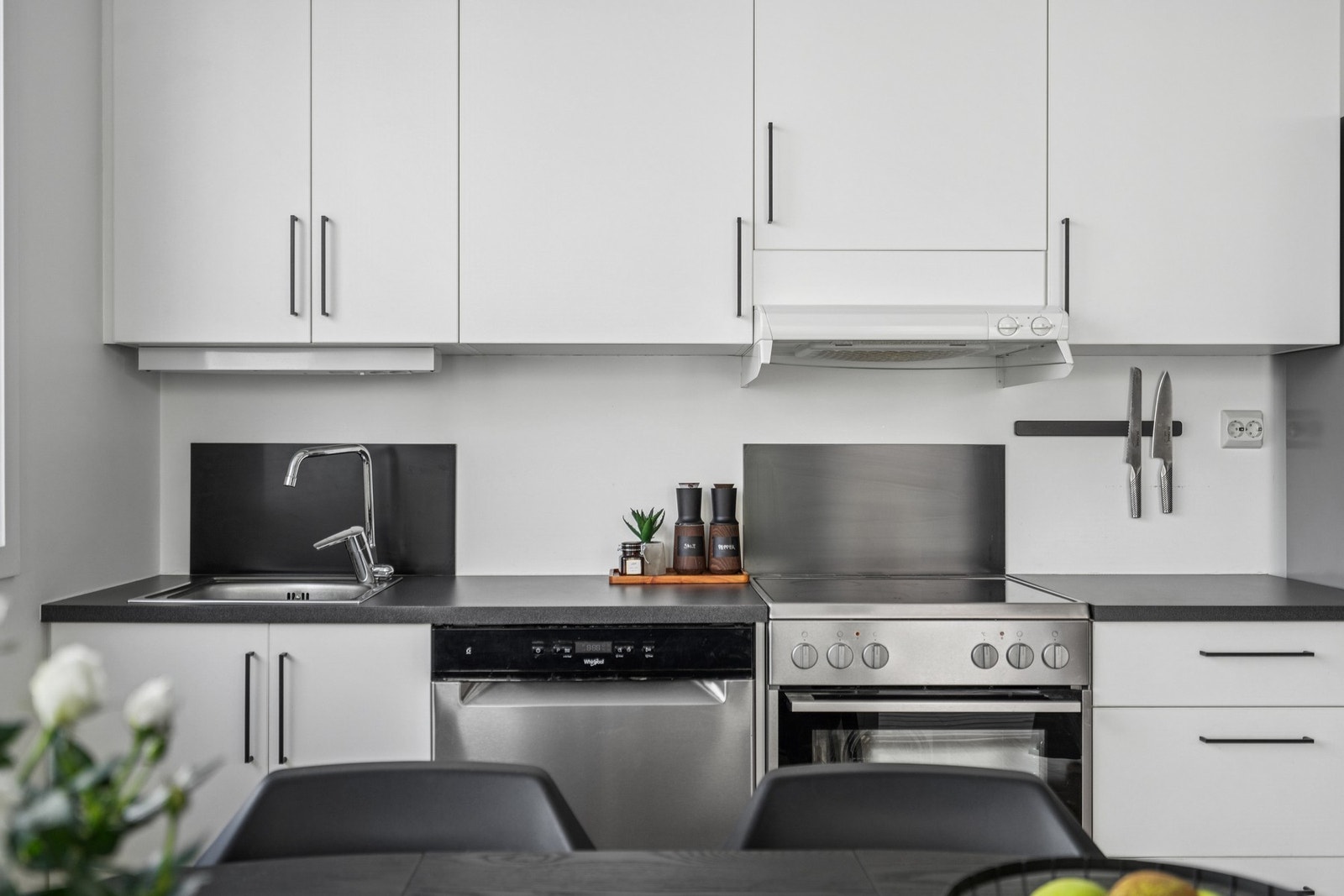 Romslig kjøkken med god plass i skuffer og skap Galleribilde