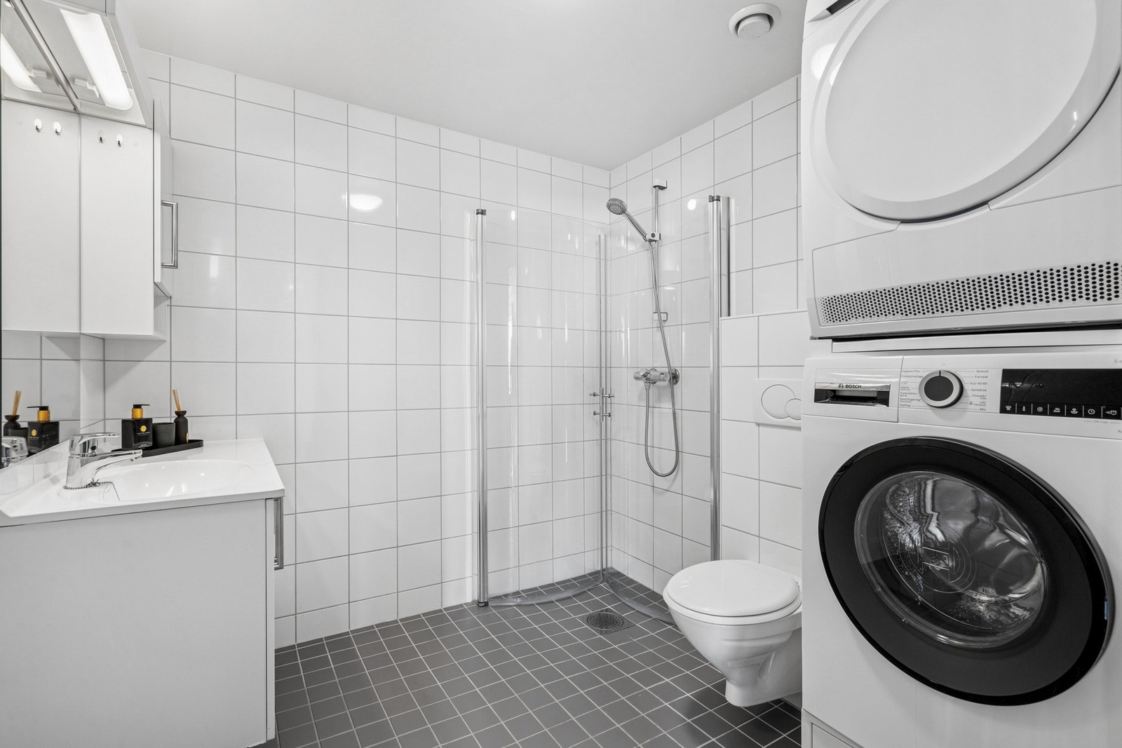 Flislagt bad med uttak for vaskemaskin Galleribilde