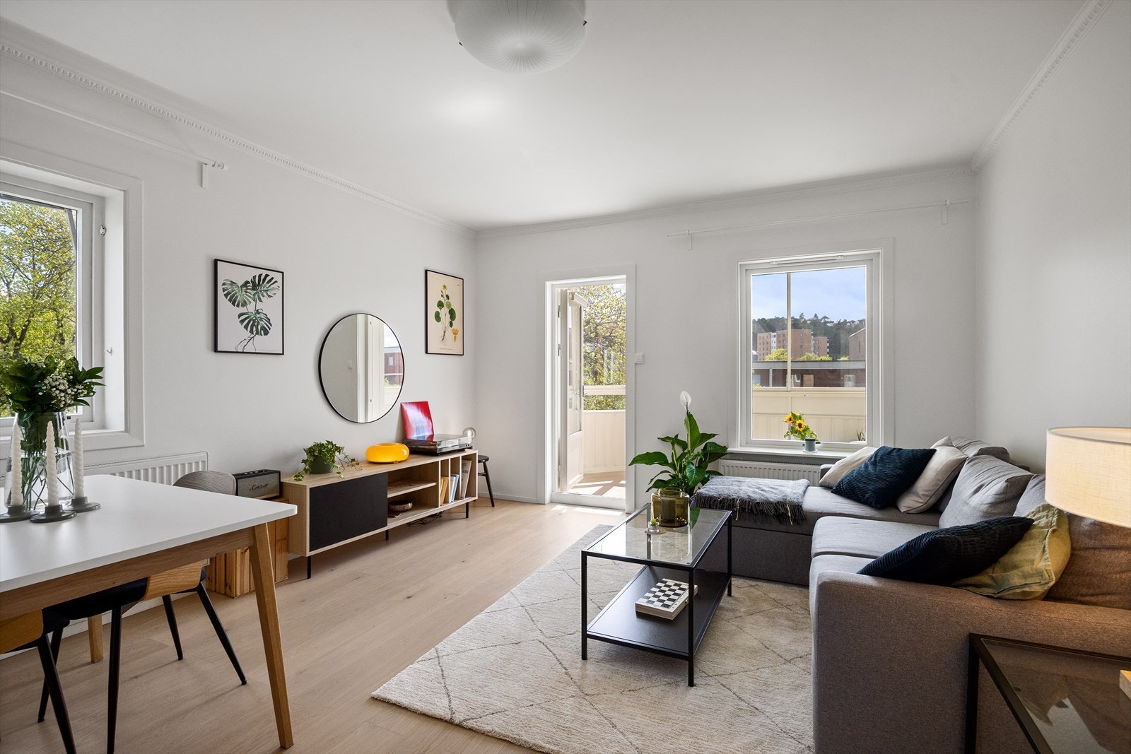 Velkommen til Etterstadsletta 93! Dette er en lys og innbydende 3-roms leilighet i 3. etasje, beliggende på attraktive Etterstad. Galleribilde